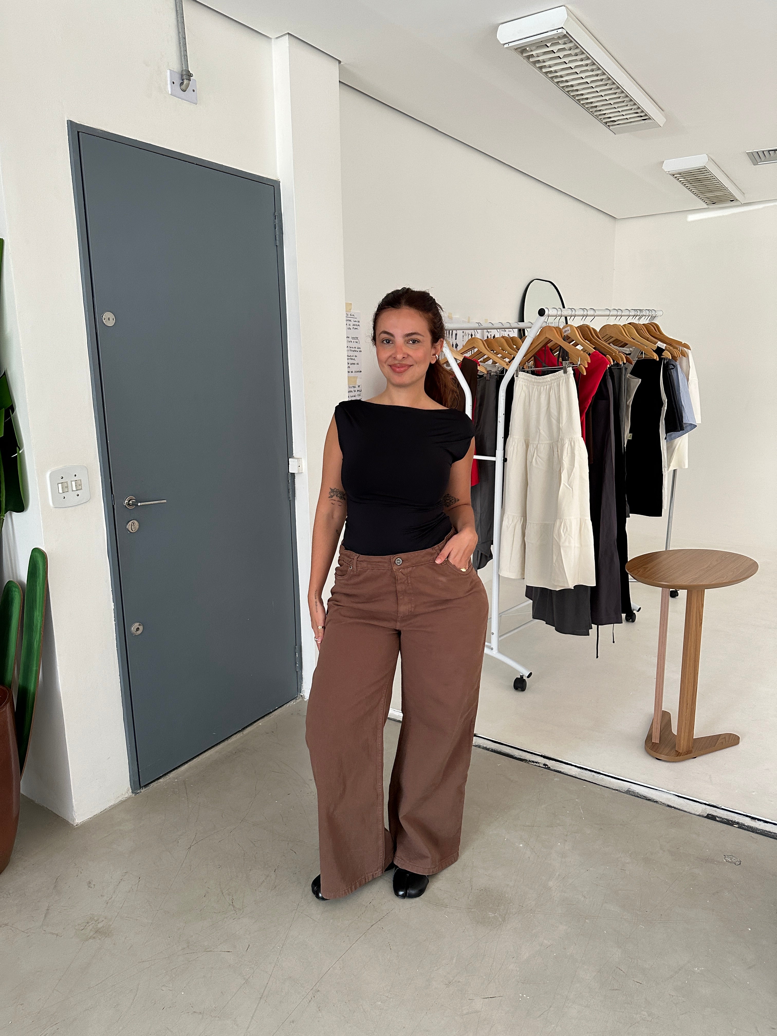 calça jeans ajustável marrom secreta