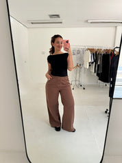 calça jeans ajustável marrom secreta