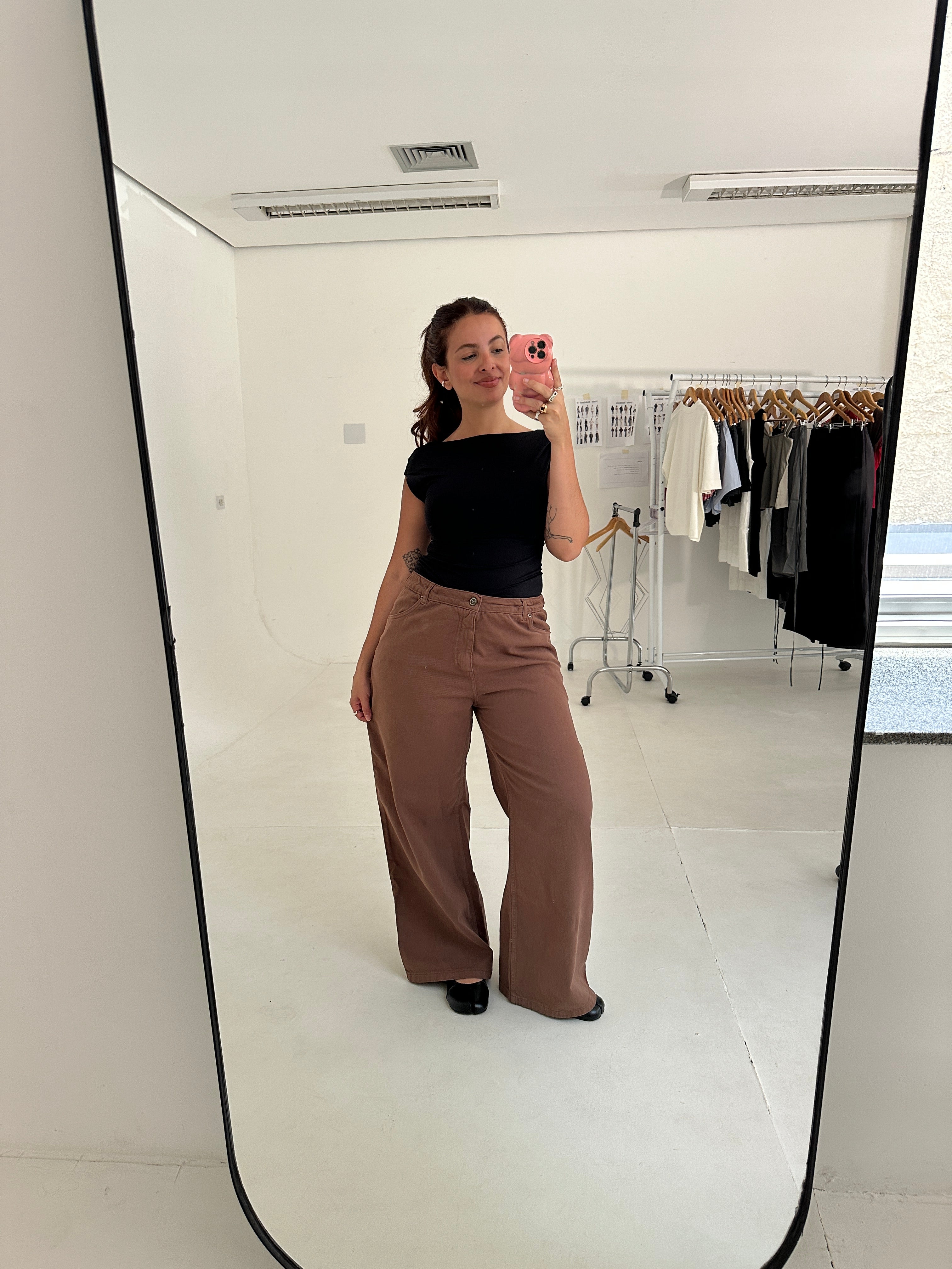 calça jeans ajustável marrom secreta
