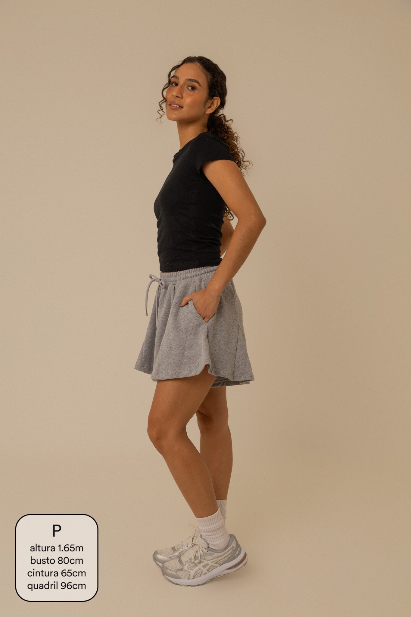 short de moletom recortes cozy | short moletom feminino com cós de elástico e cordão