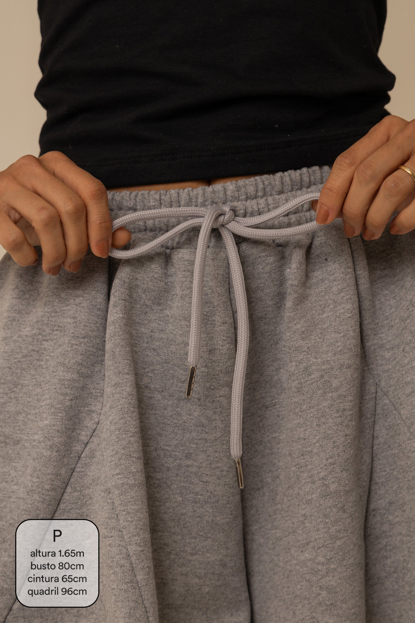 short de moletom recortes cozy | short moletom feminino com cós de elástico e cordão