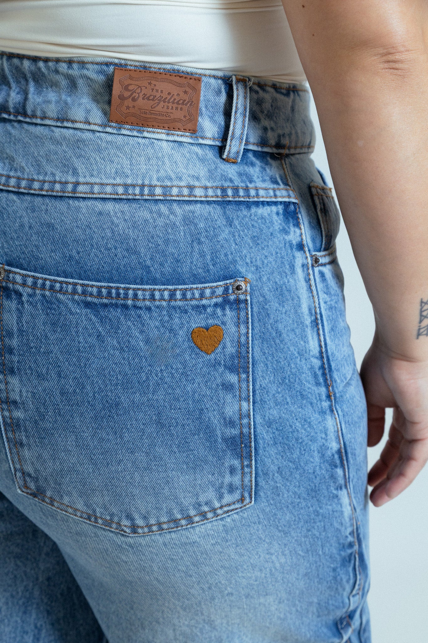 calça jeans ajustável laço acid wash