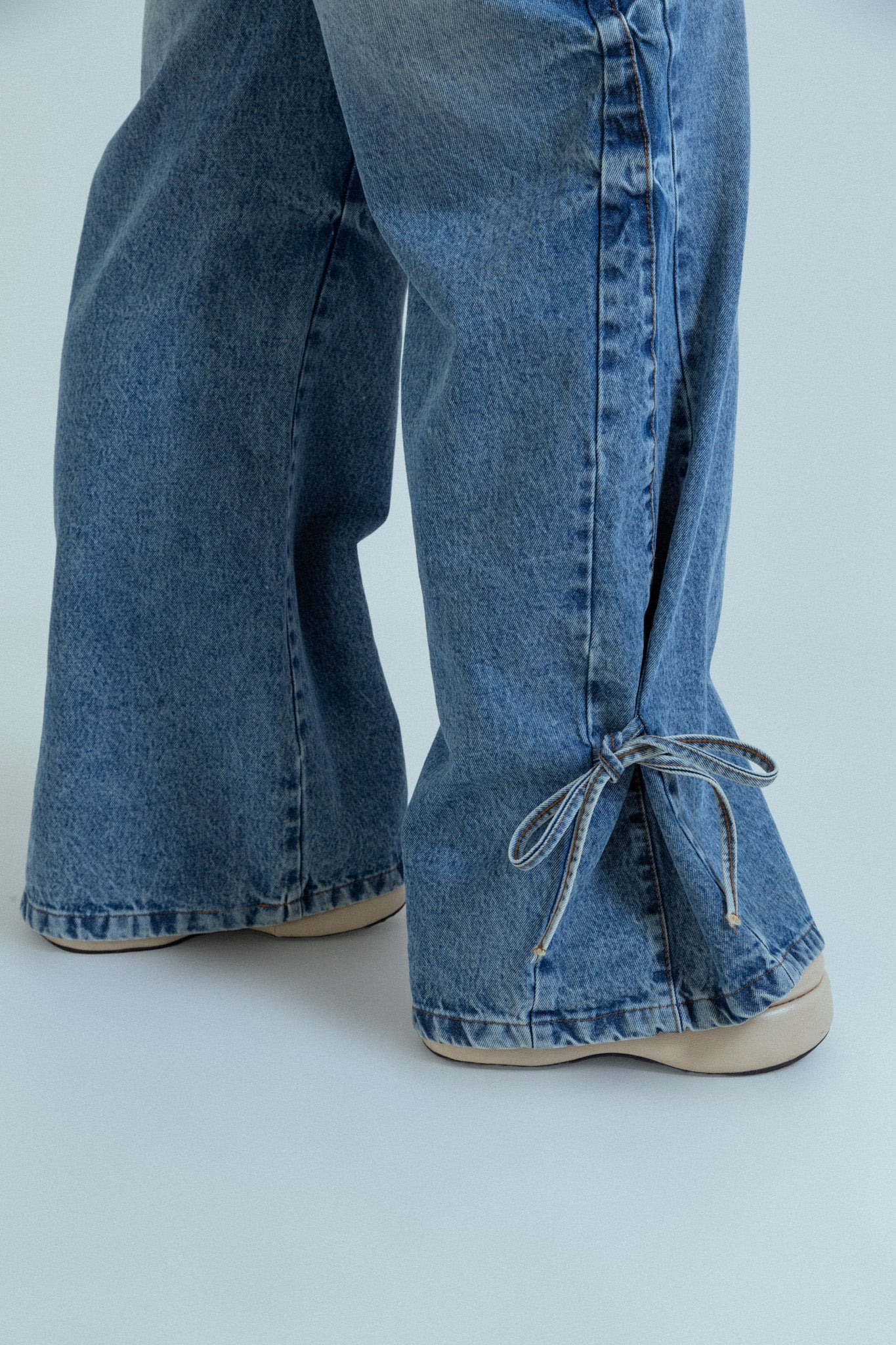 calça jeans ajustável laço acid wash