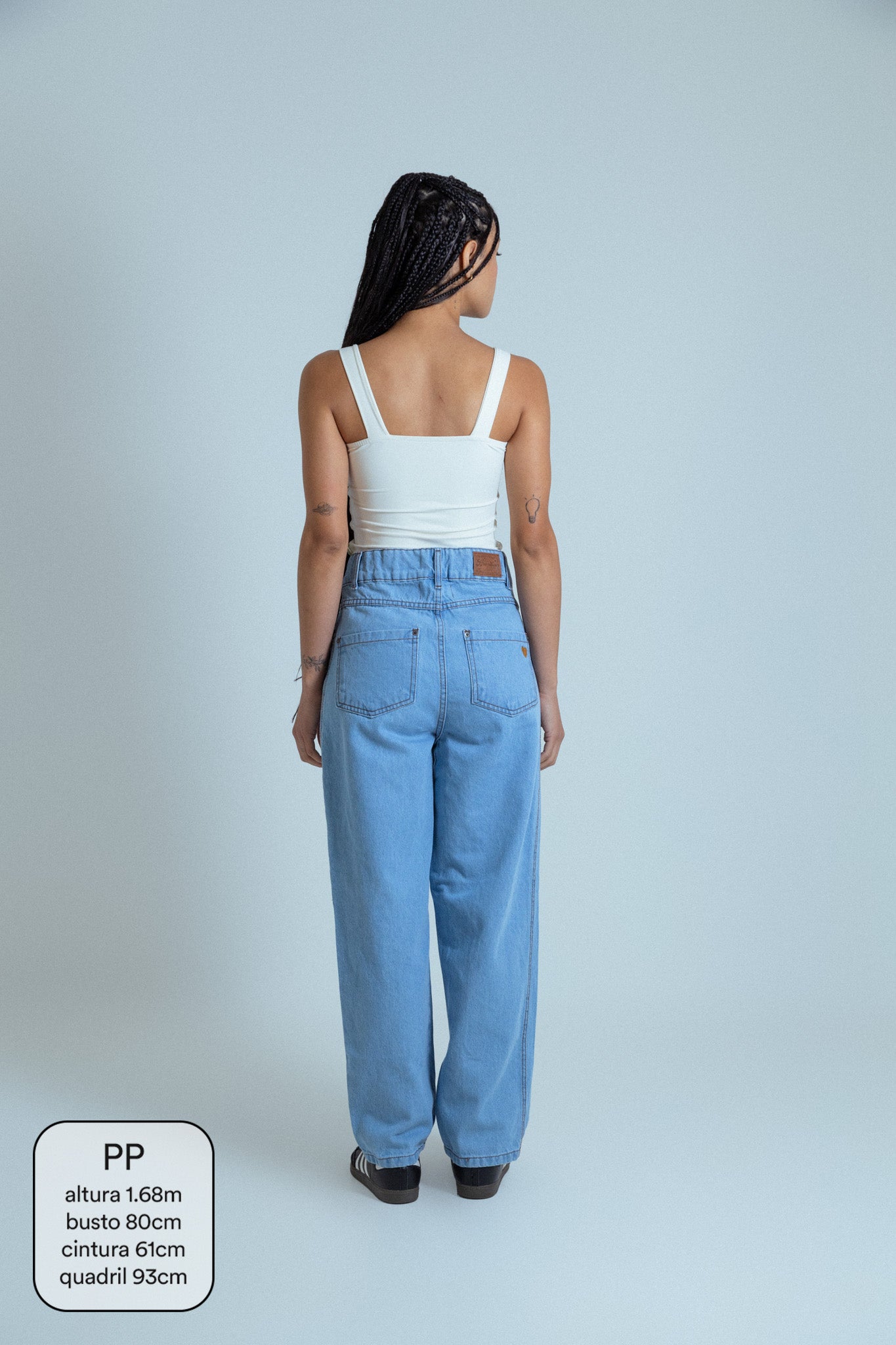 calça jeans ajustável mom light blue