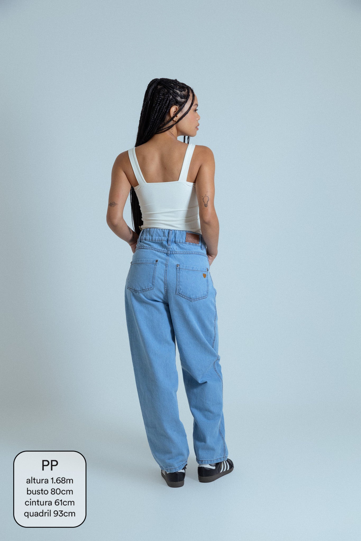 calça jeans ajustável mom light blue