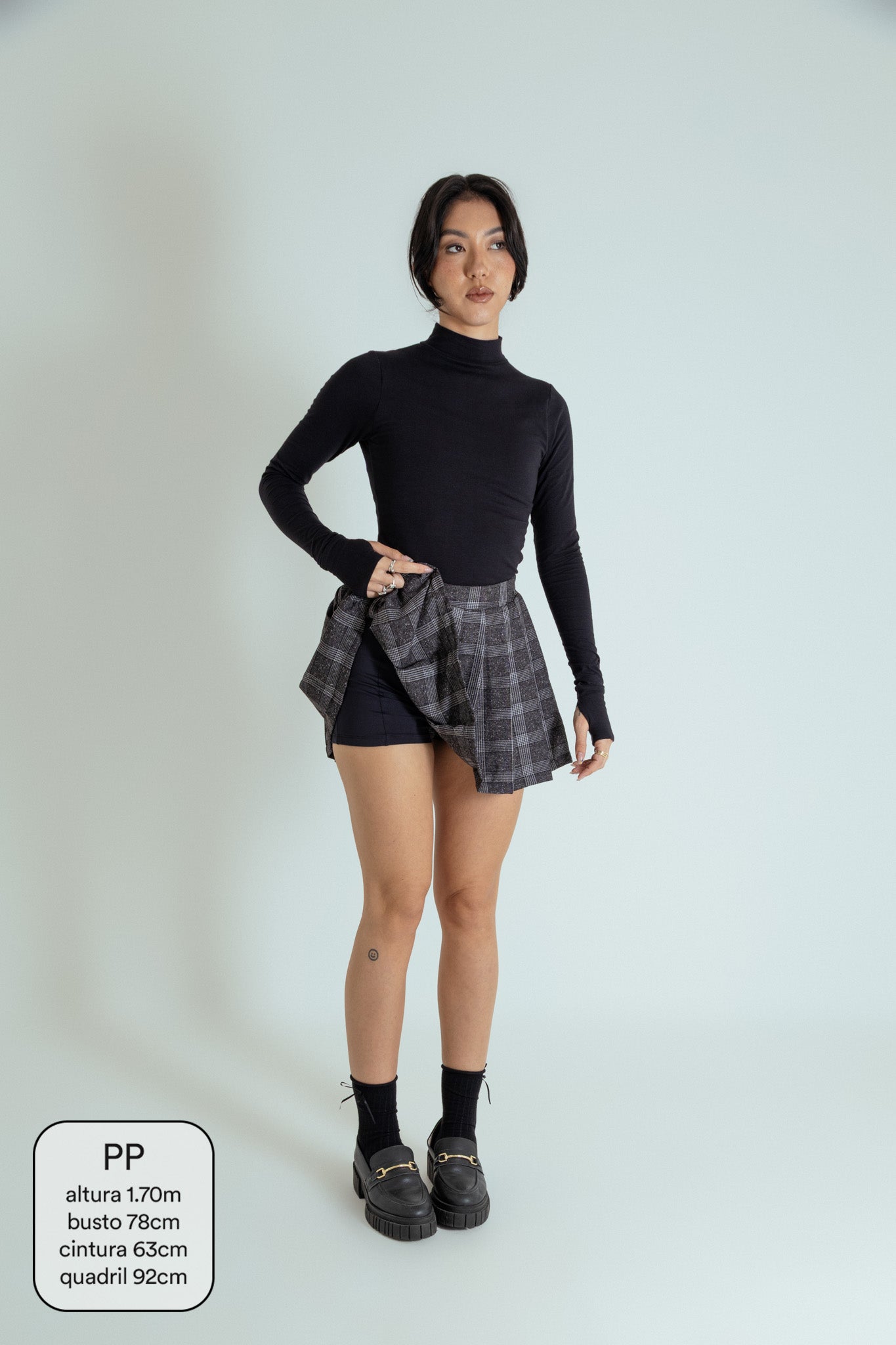 mini short saia plissado xadrez