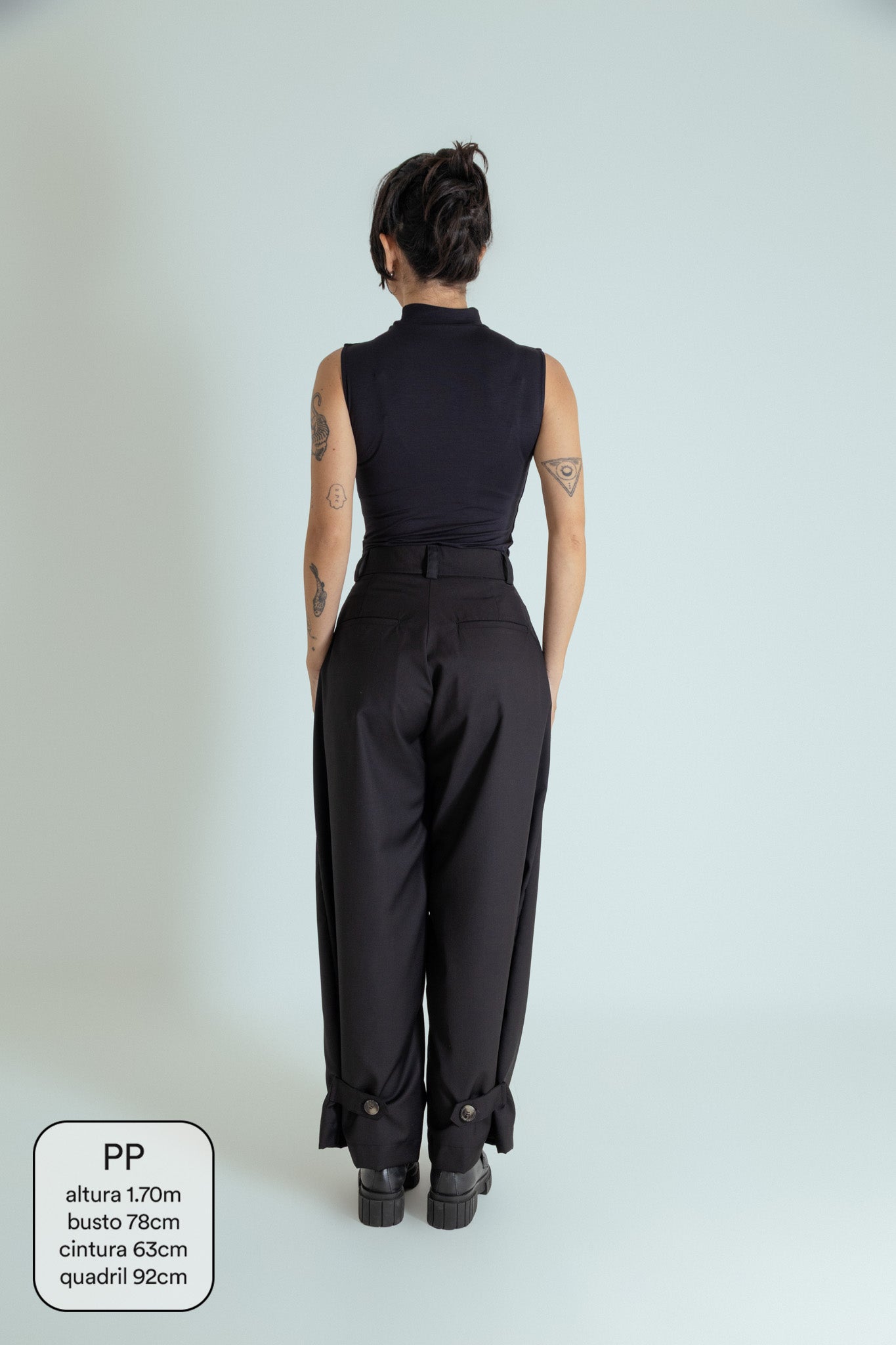 calça alfaiataria ajustável com botões