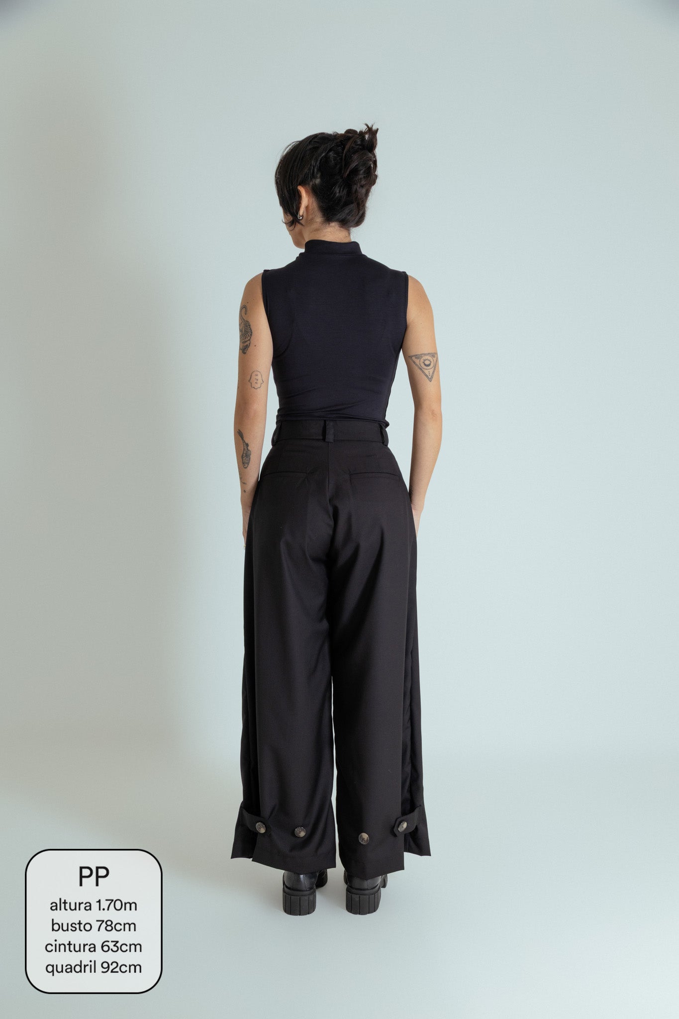 calça alfaiataria ajustável com botões