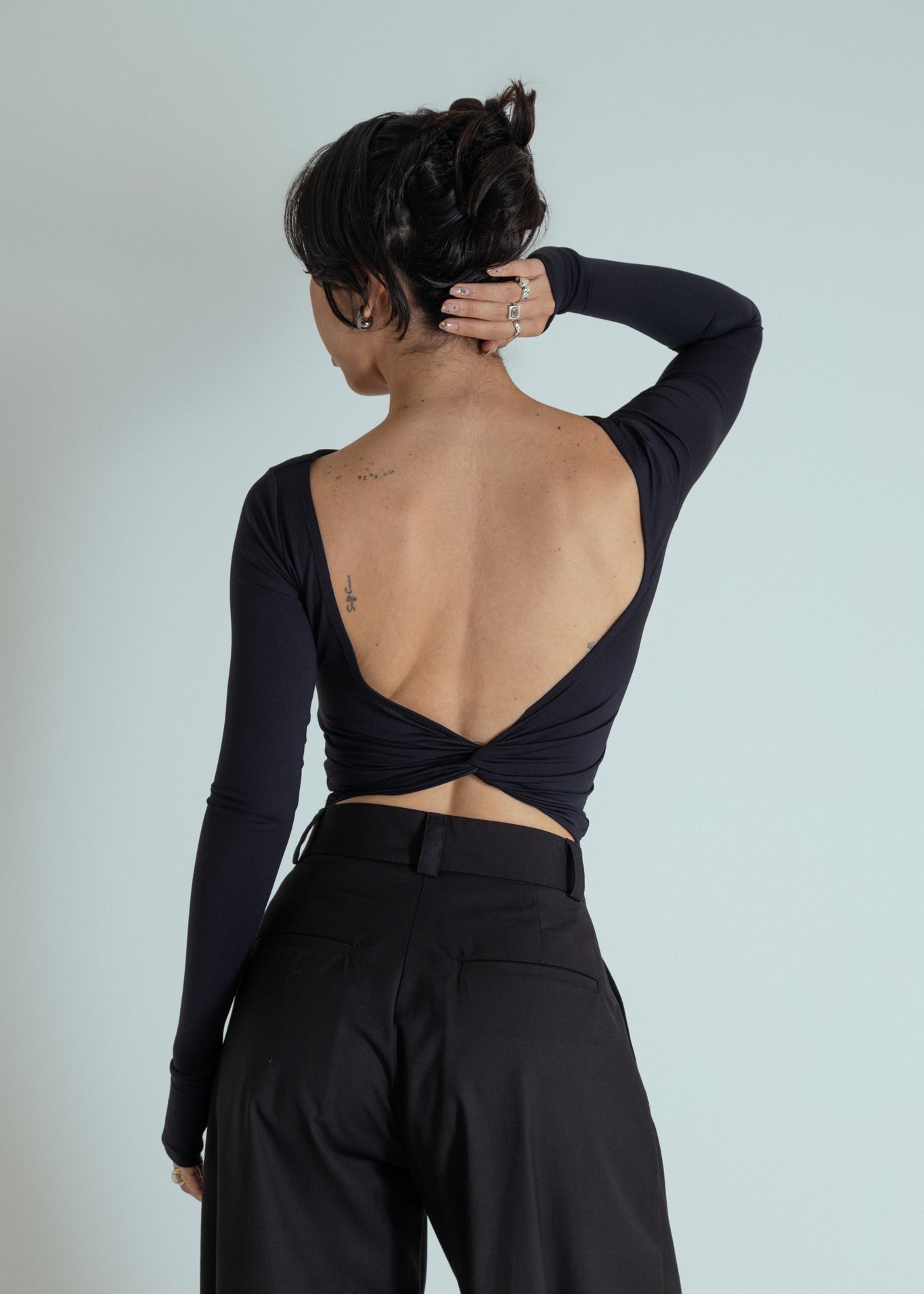 blusa decote costas manga longa dedinho