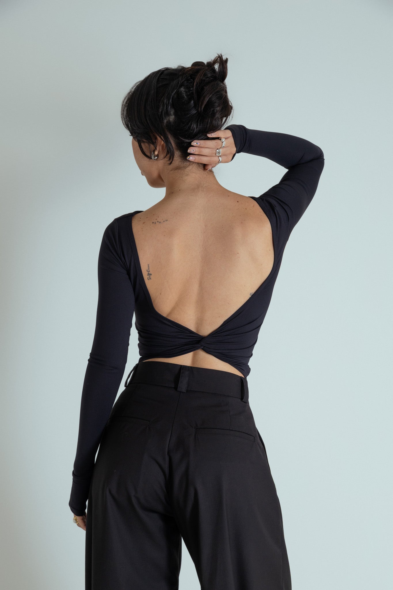 blusa decote costas manga longa dedinho