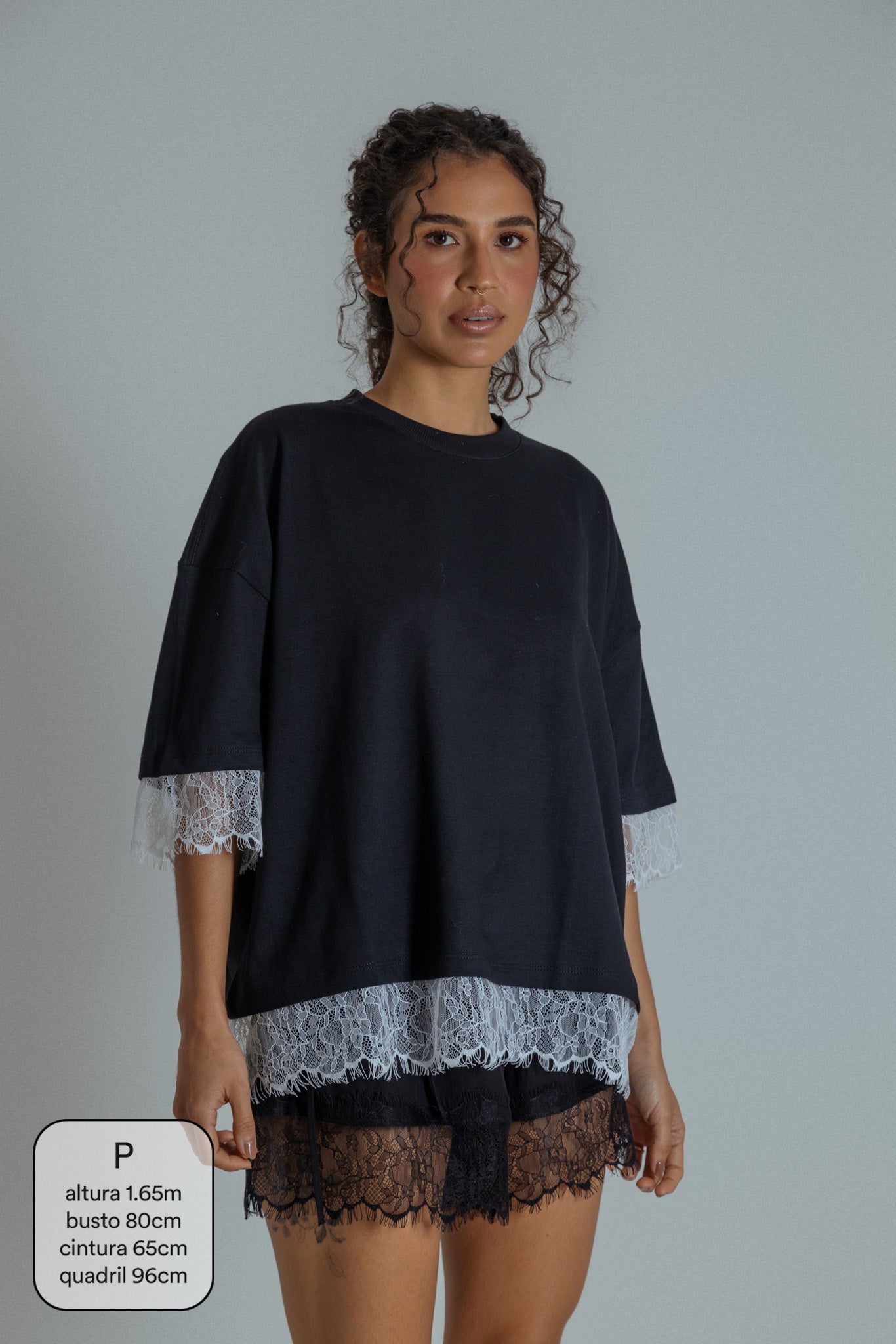 camisetão oversized com renda