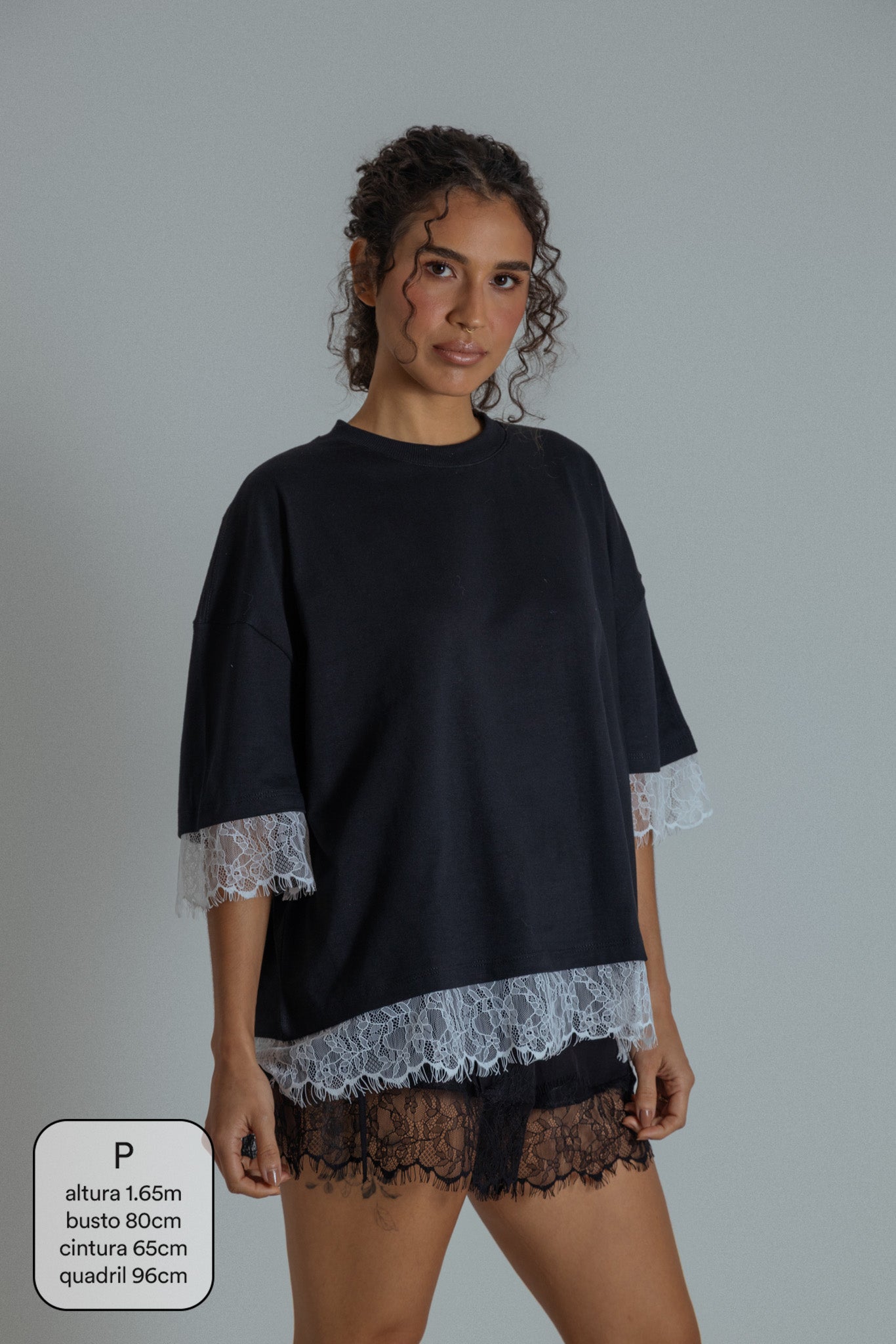 camisetão oversized com renda