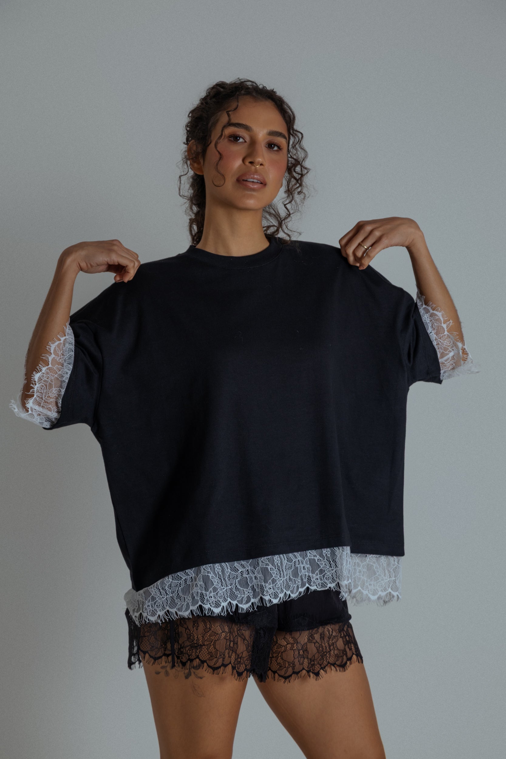 camisetão oversized com renda