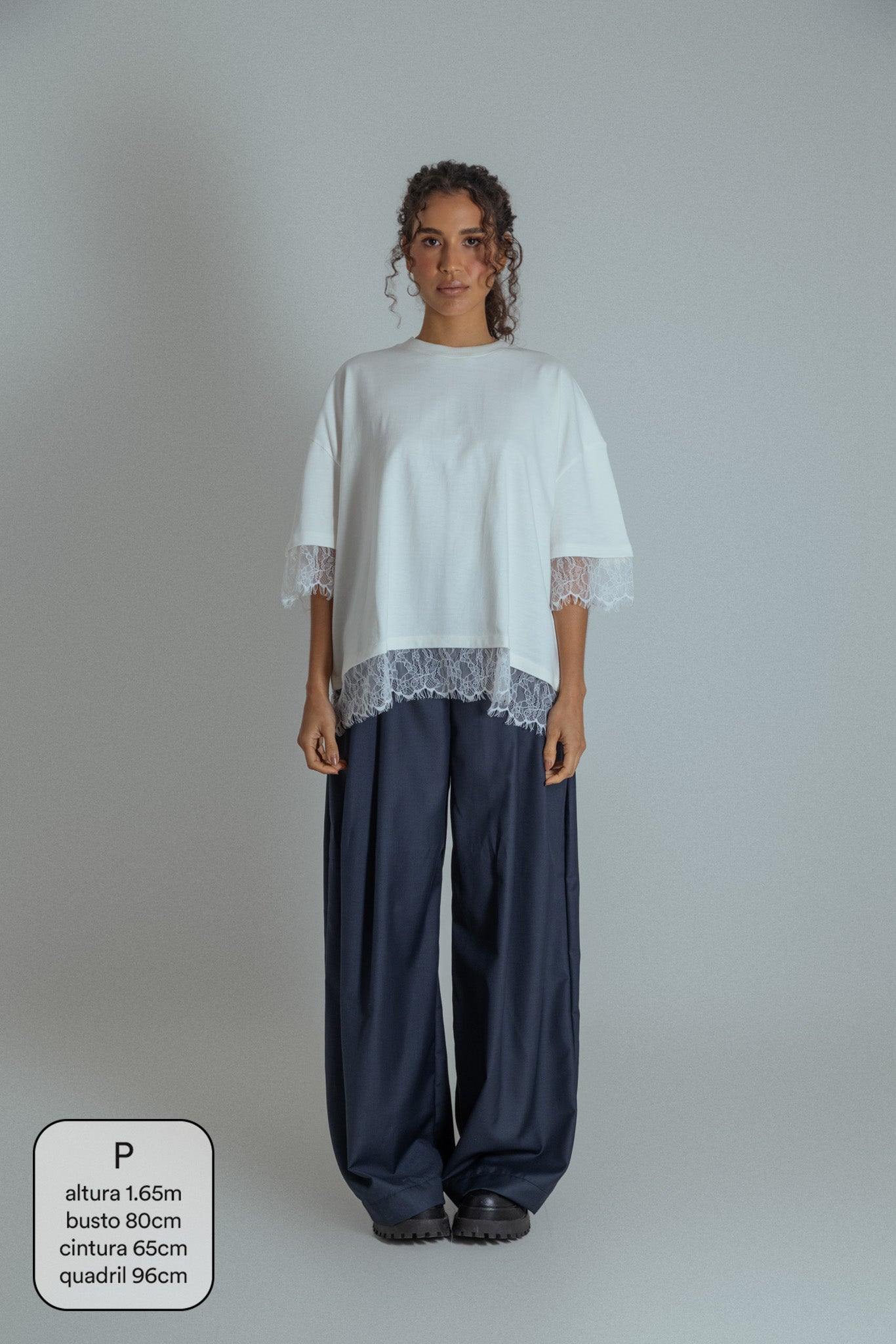 camisetão oversized com renda