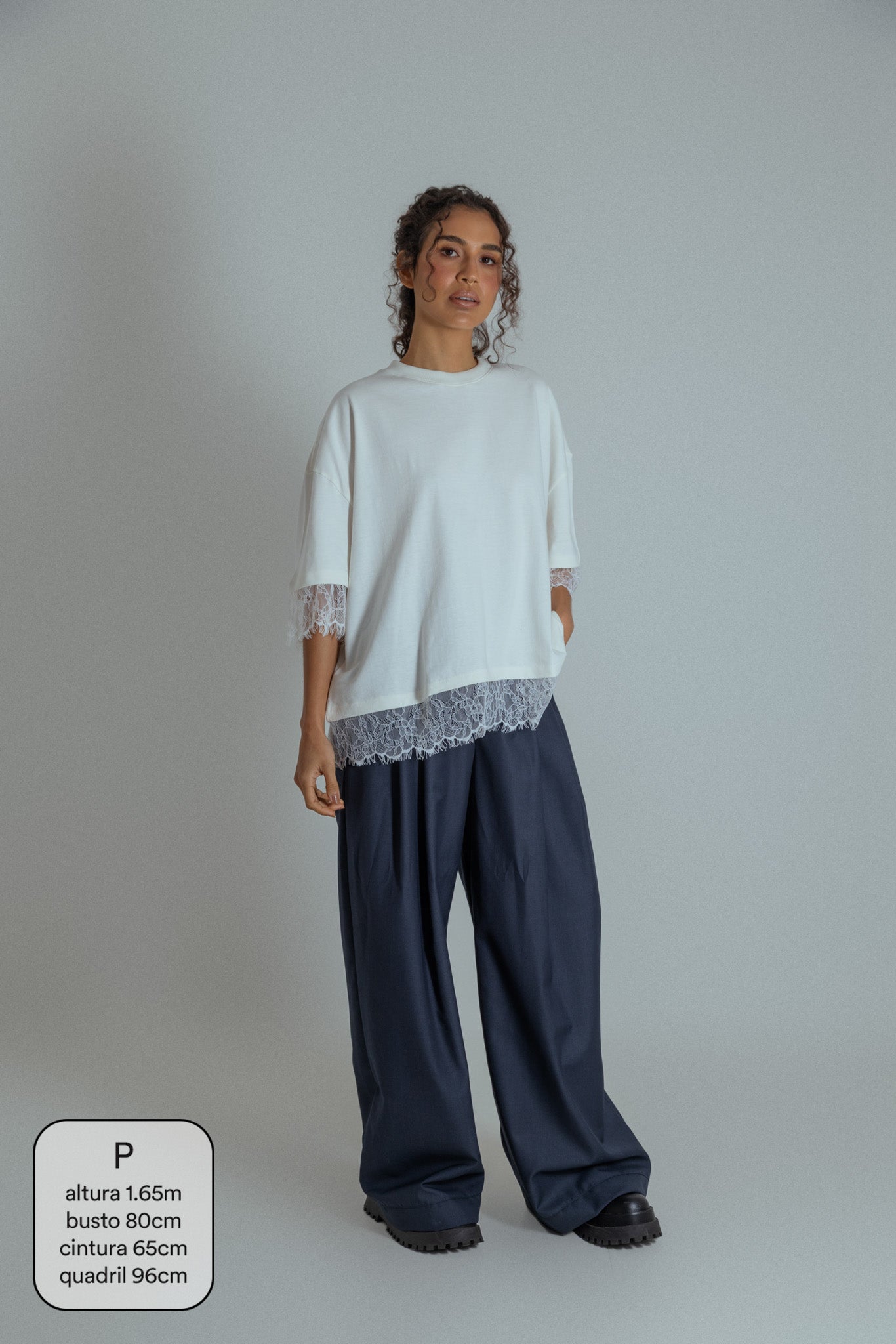 camisetão oversized com renda