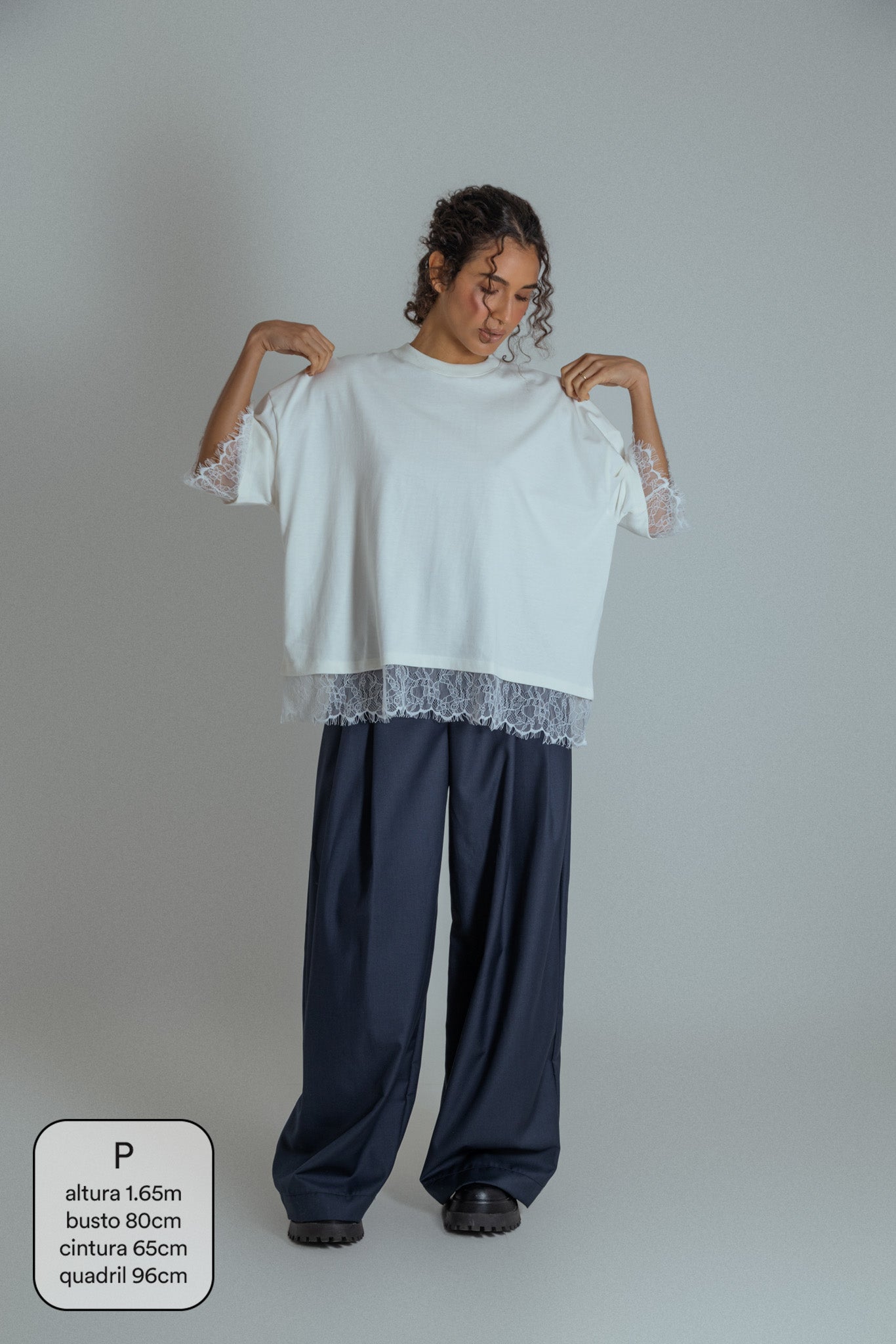 camisetão oversized com renda