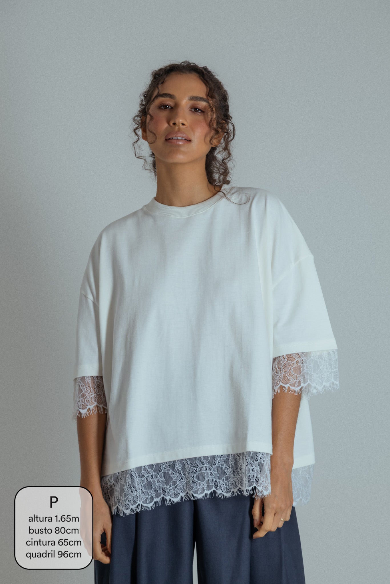 camisetão oversized com renda