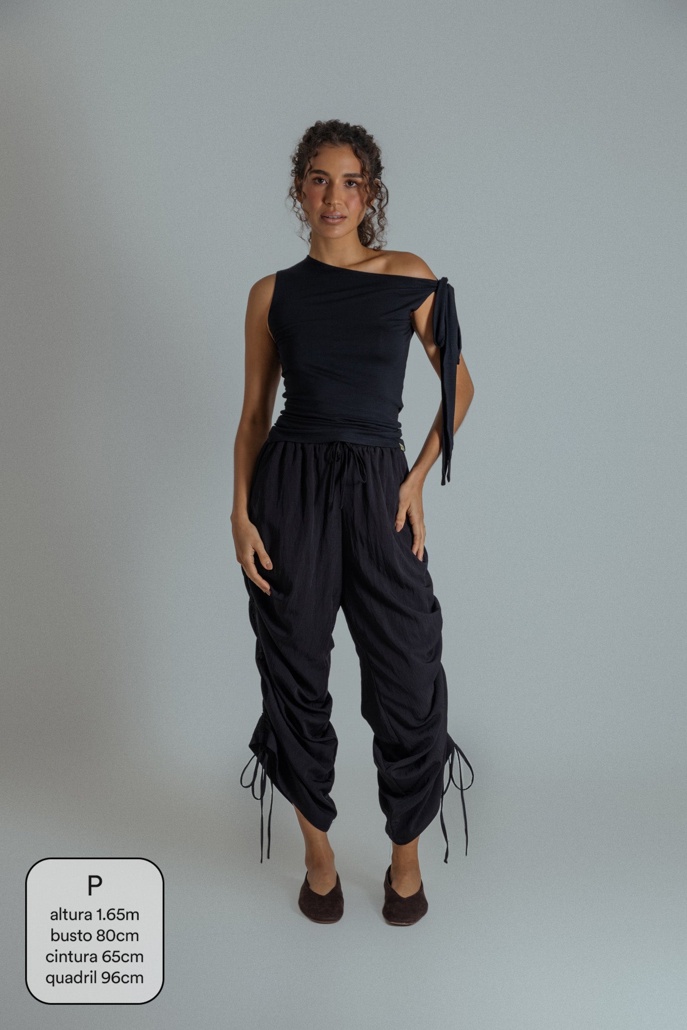 calça franzida com altura ajustável