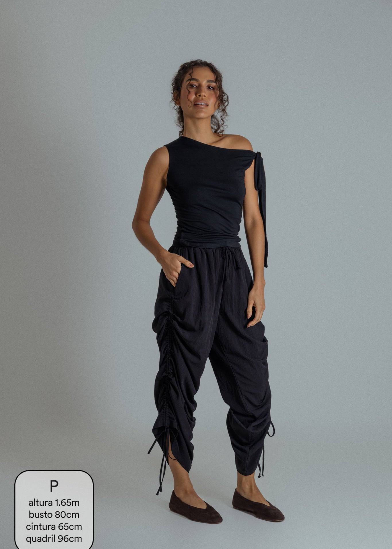 calça franzida com altura ajustável