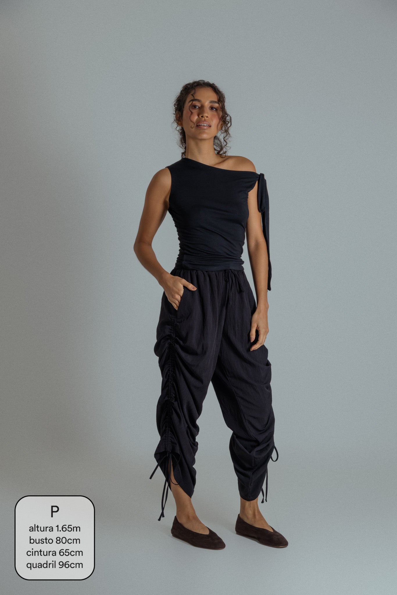 calça franzida com altura ajustável