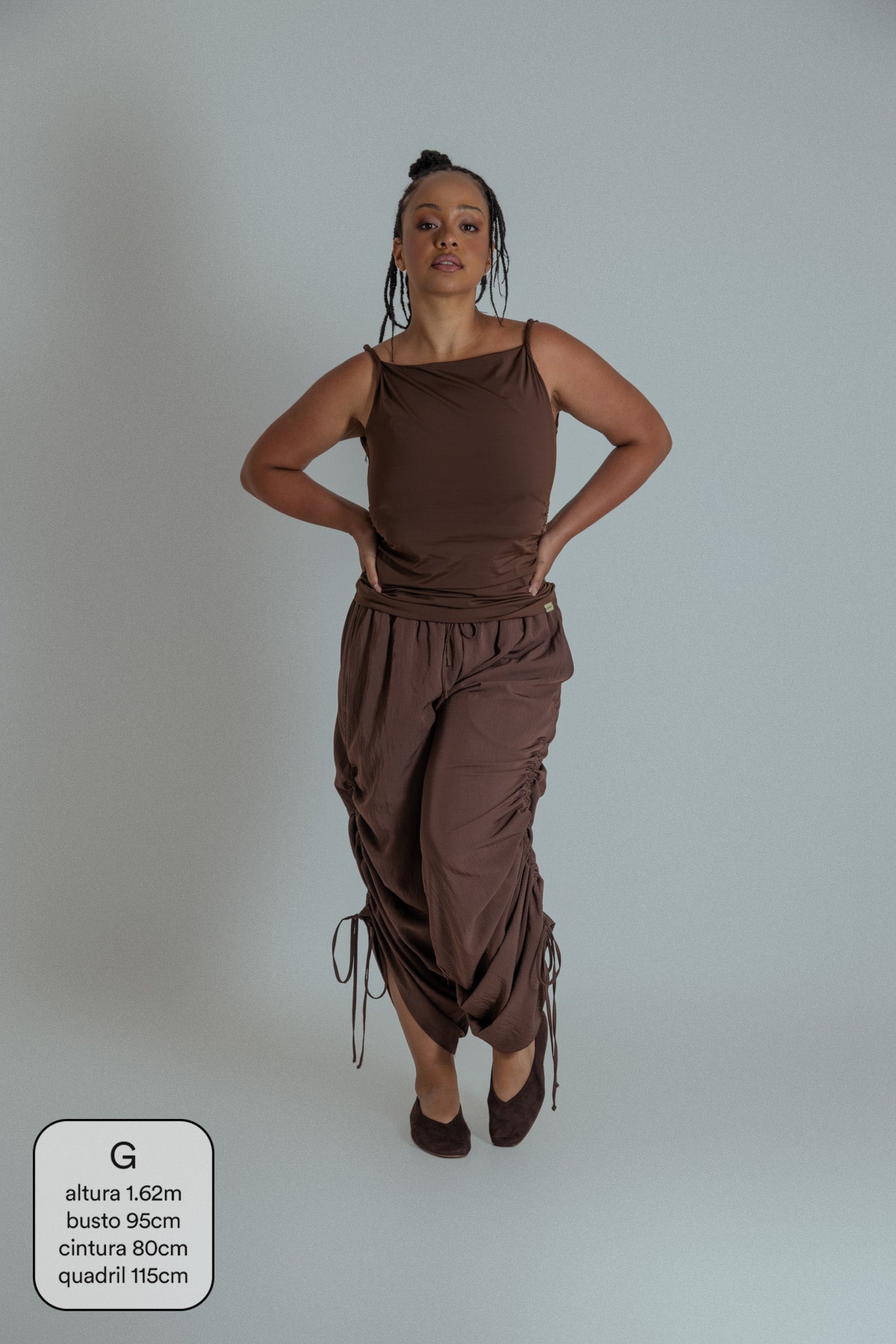 calça franzida com altura ajustável
