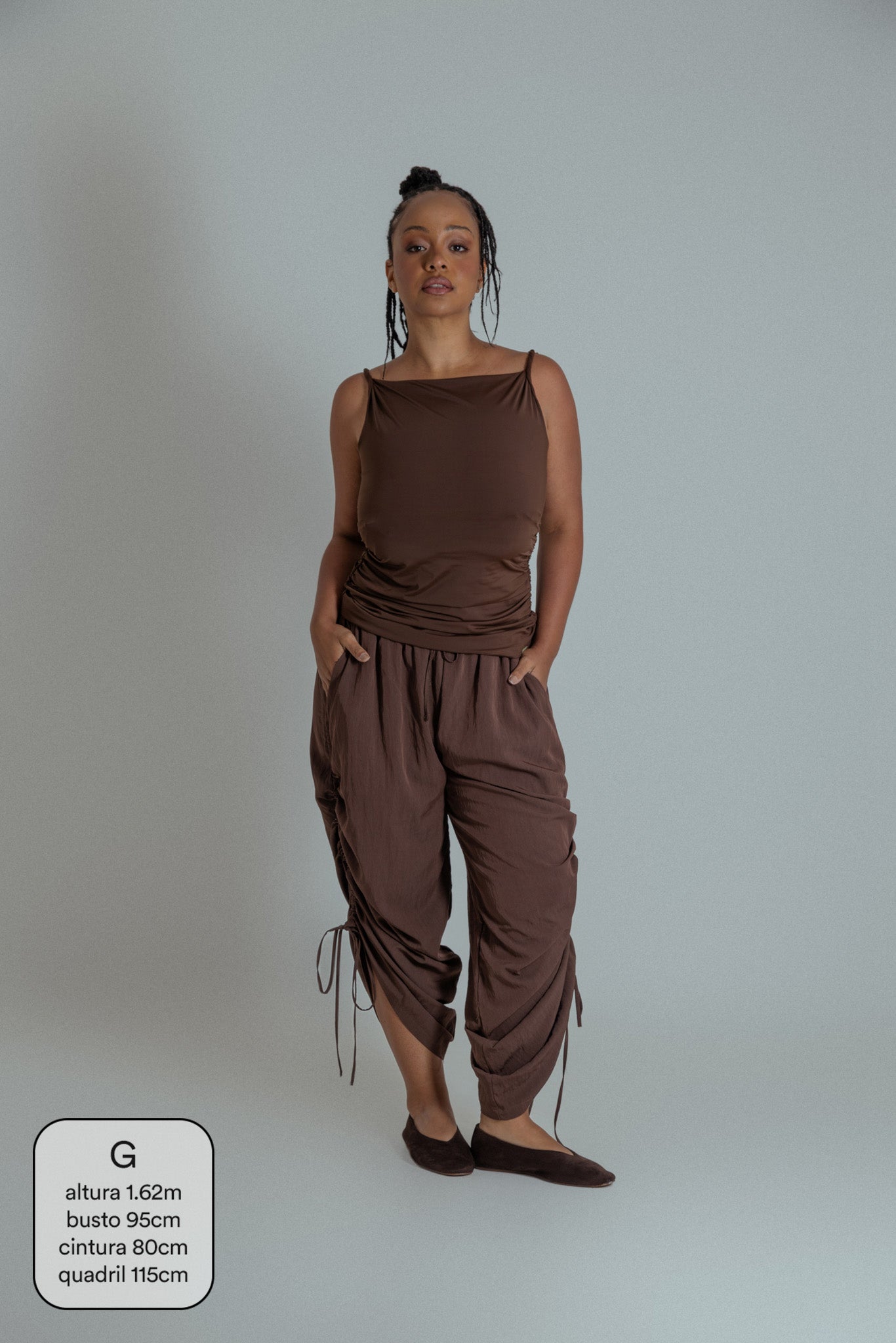 calça franzida com altura ajustável