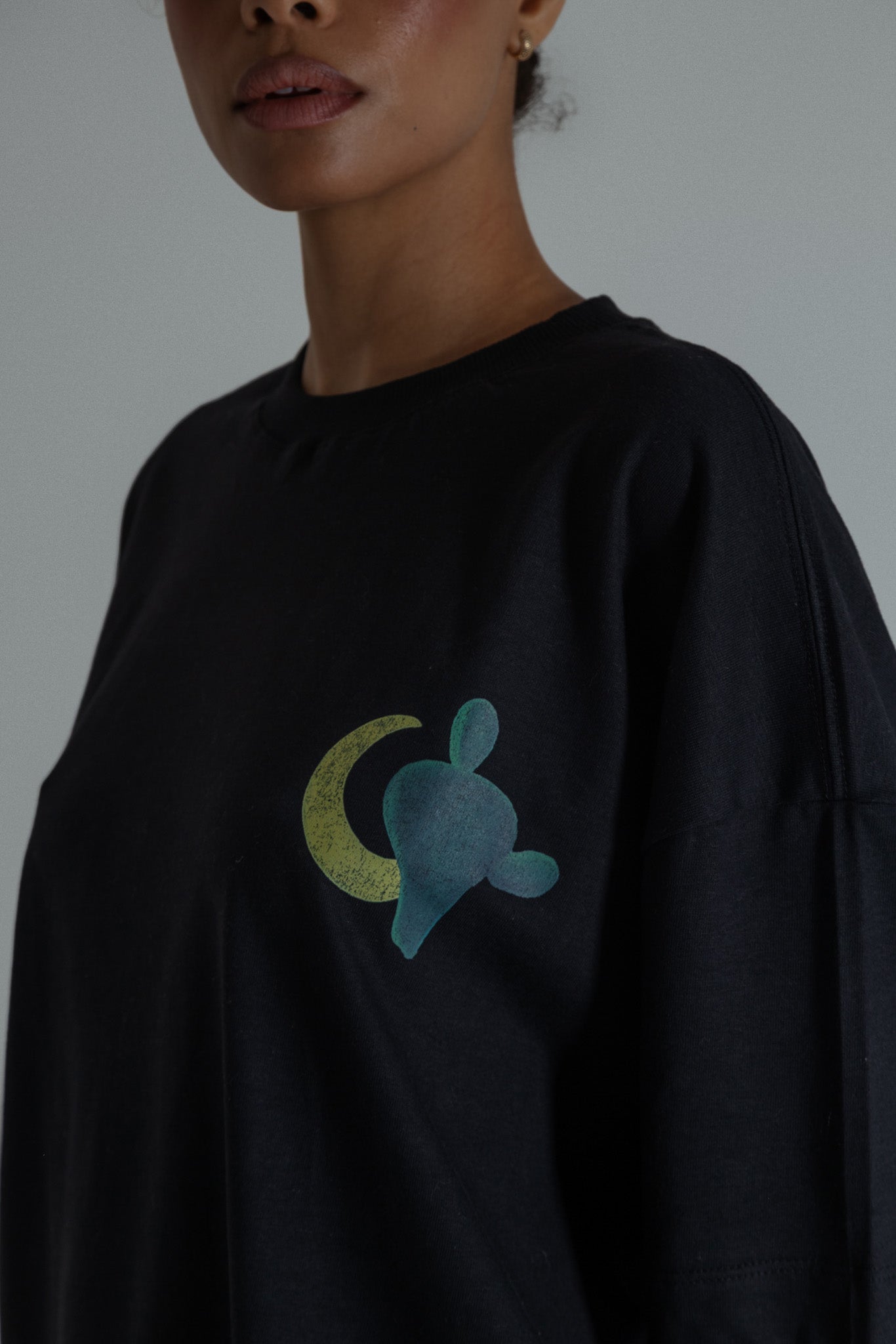 camisetão lua collab tarsila do amaral