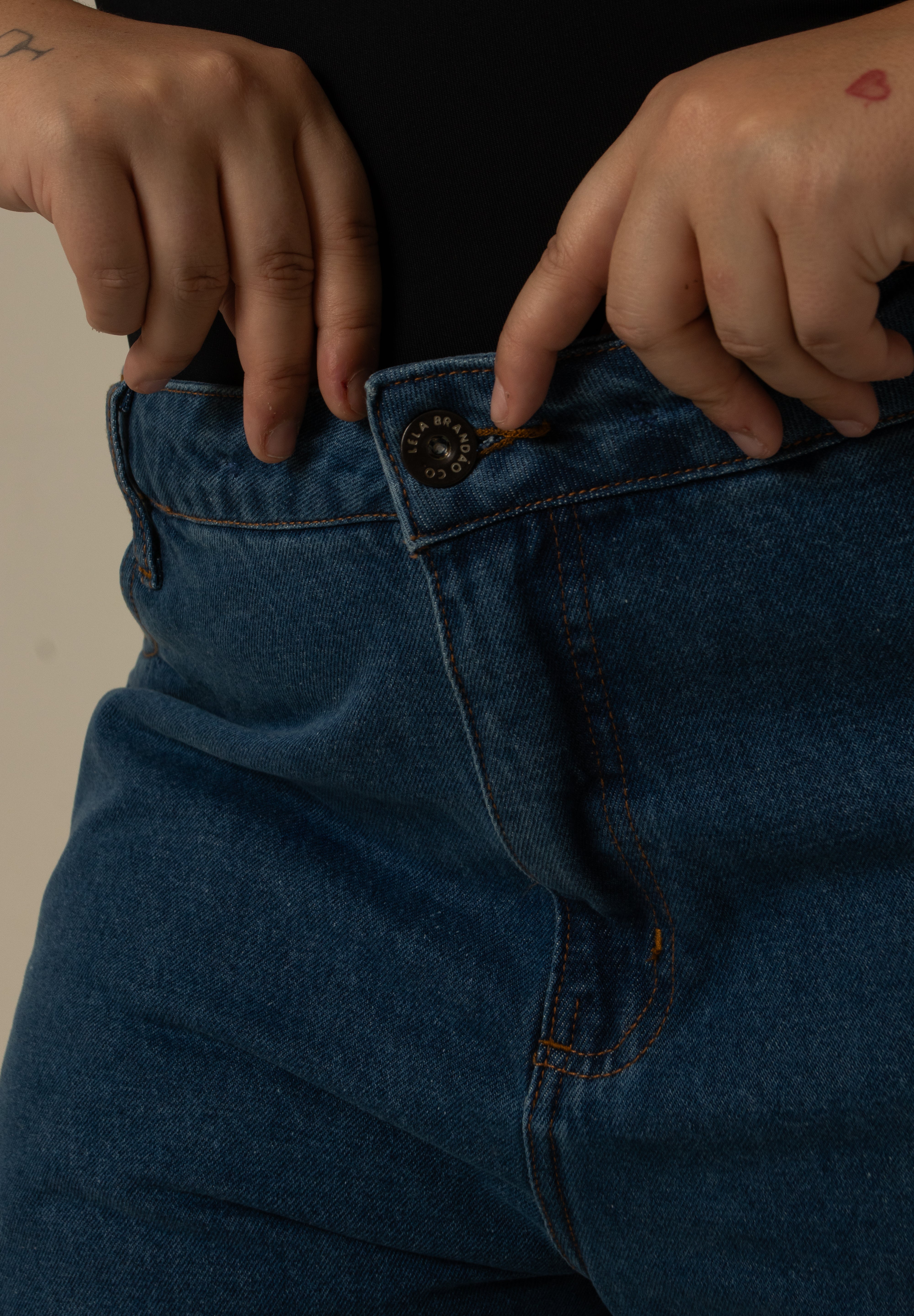 calça jeans ajustável mom denim blue 1.0