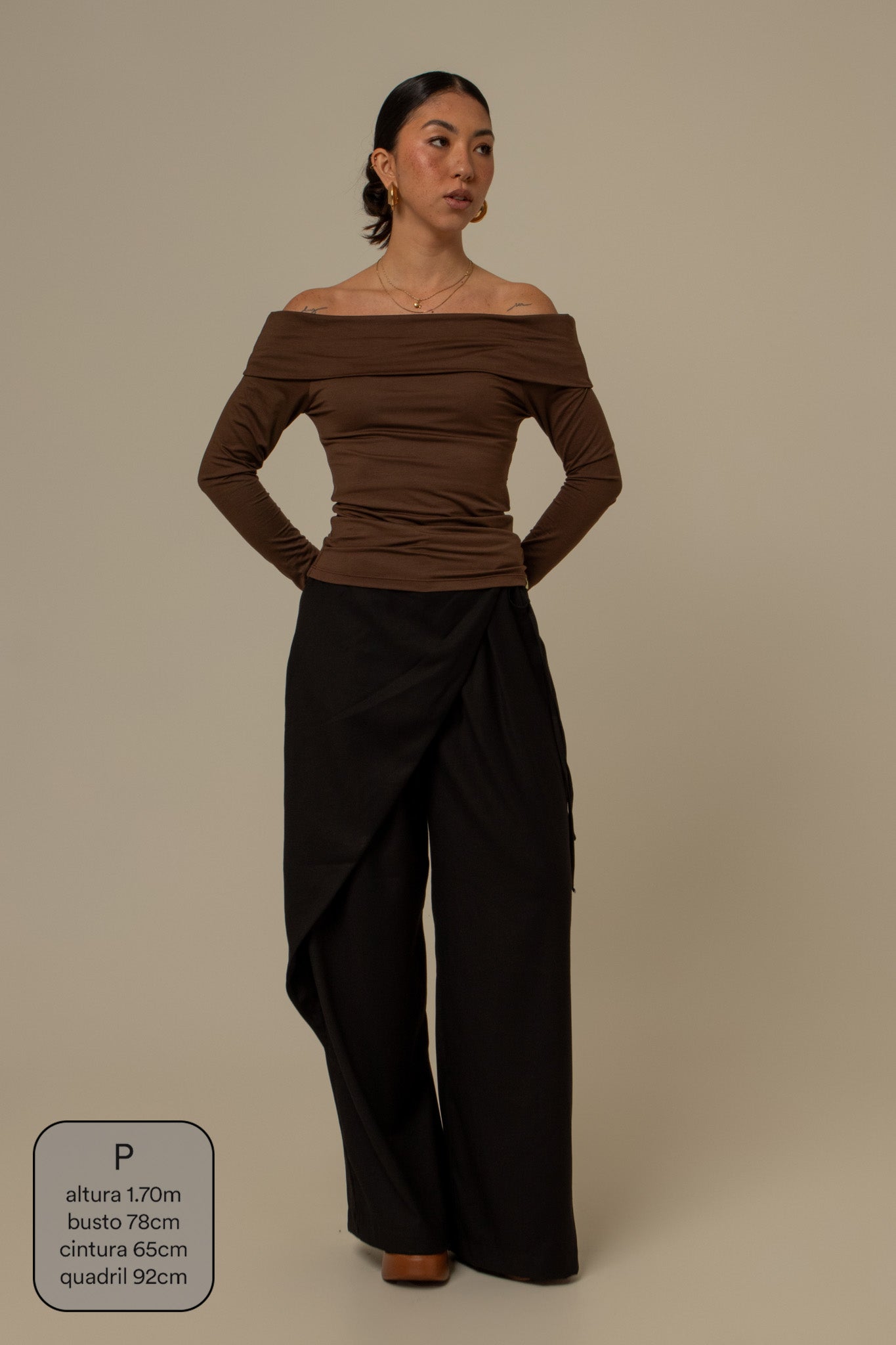 calça de alfaiataria com cinto regulável