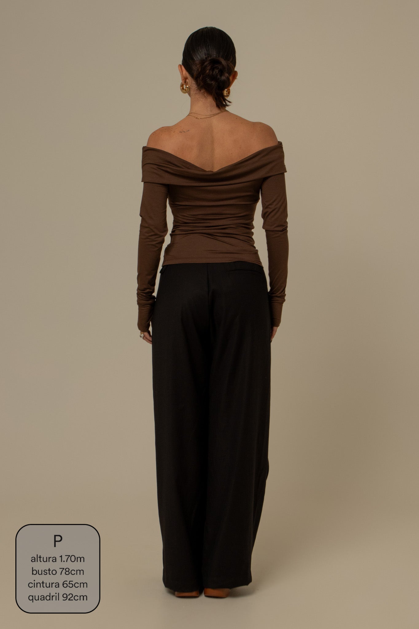 calça de alfaiataria com cinto regulável