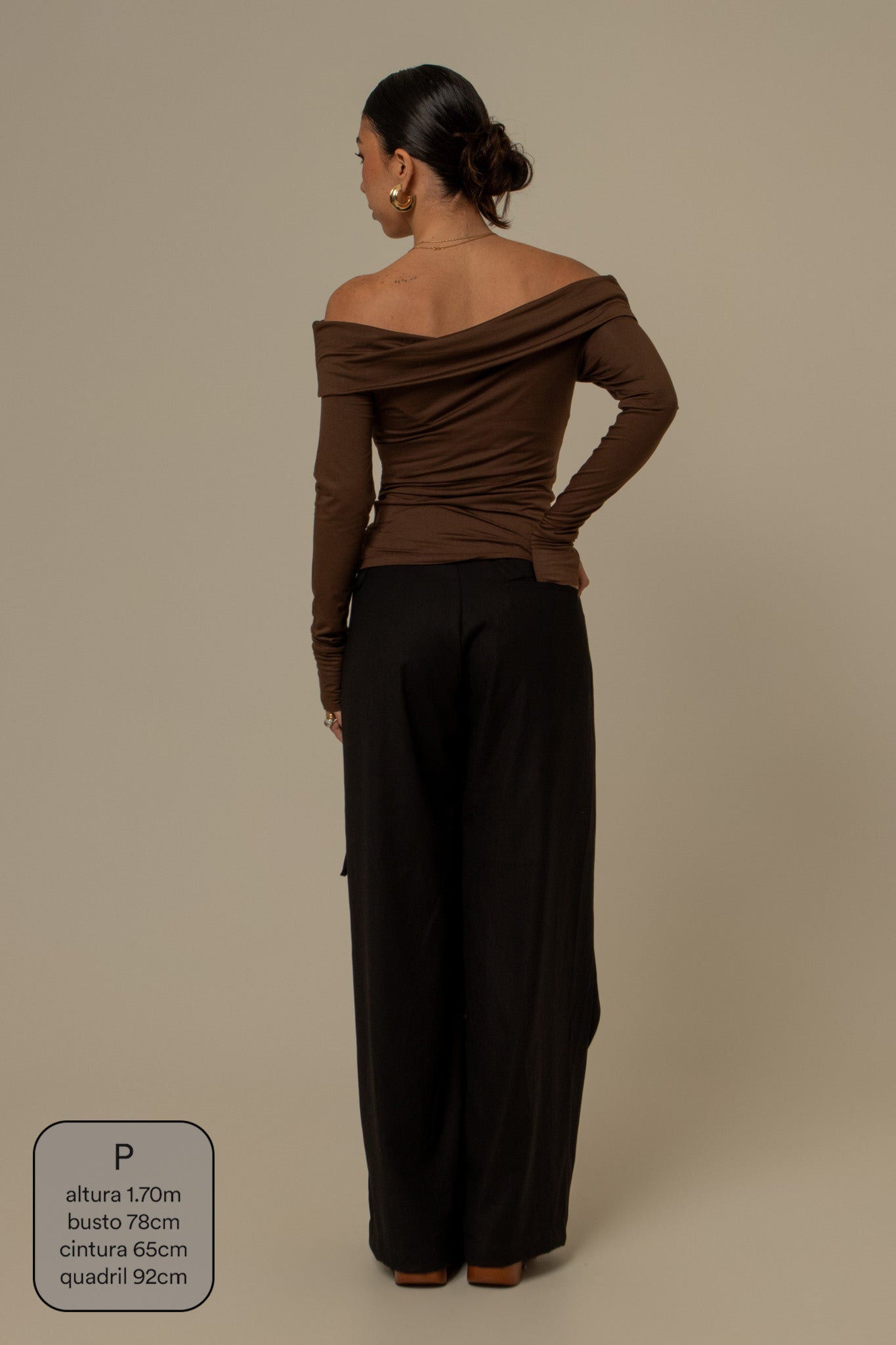 calça de alfaiataria com cinto regulável