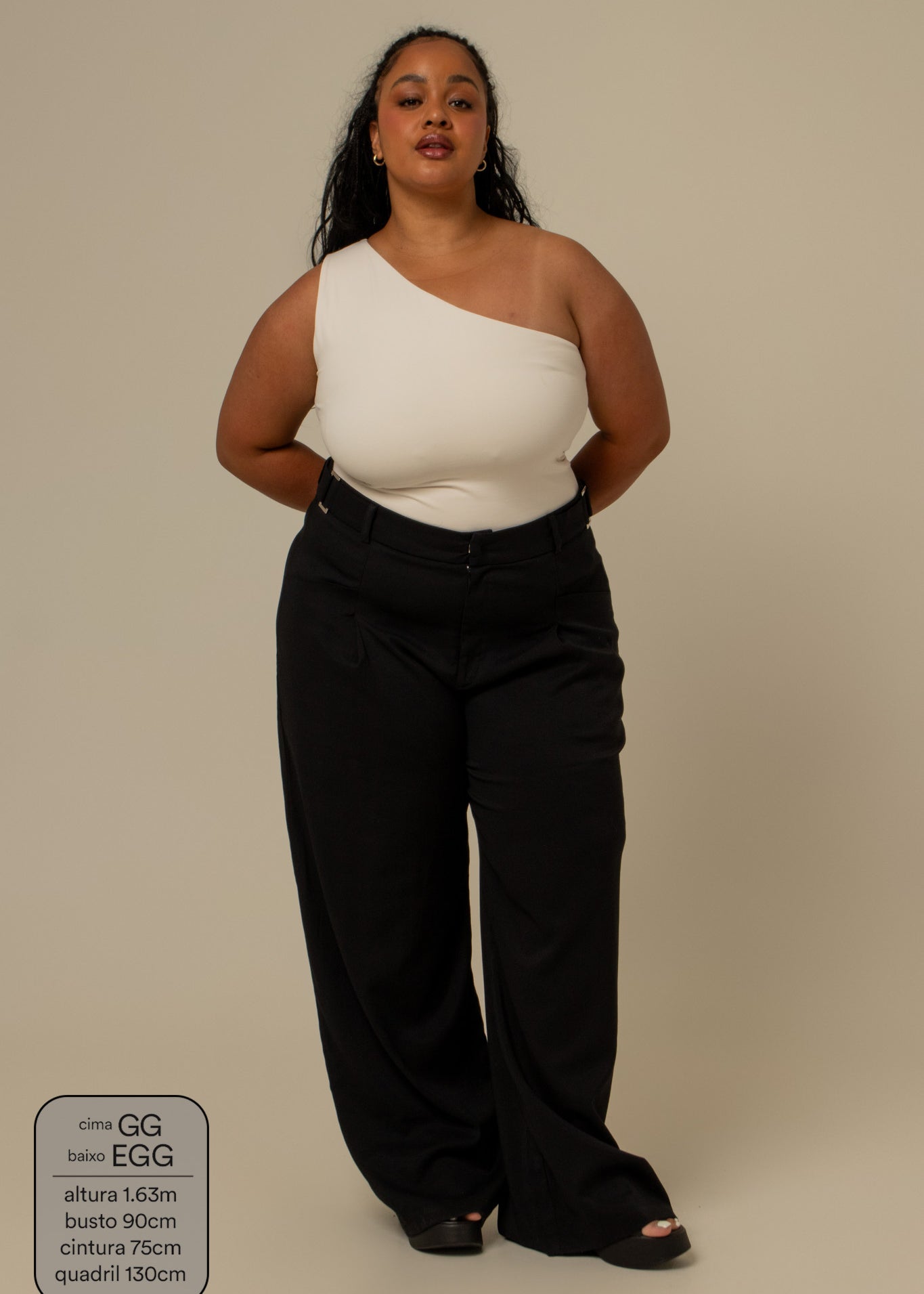 calça de alfaiataria com cinto regulável