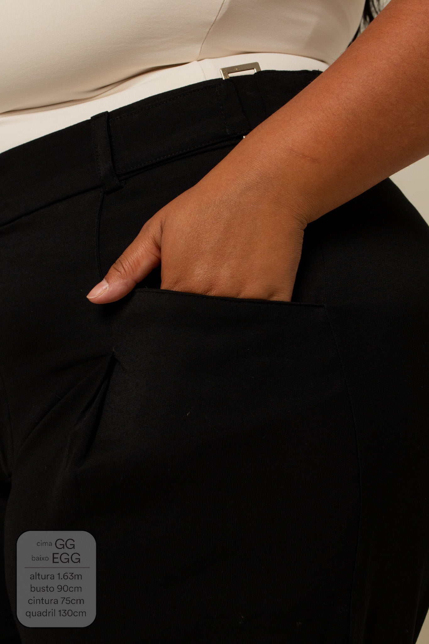 calça de alfaiataria com cinto regulável