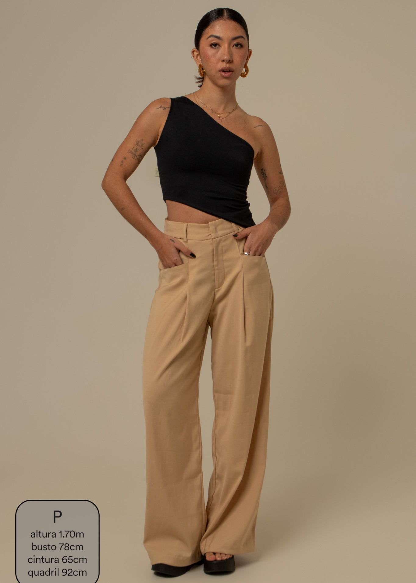 calça de alfaiataria com cinto regulável