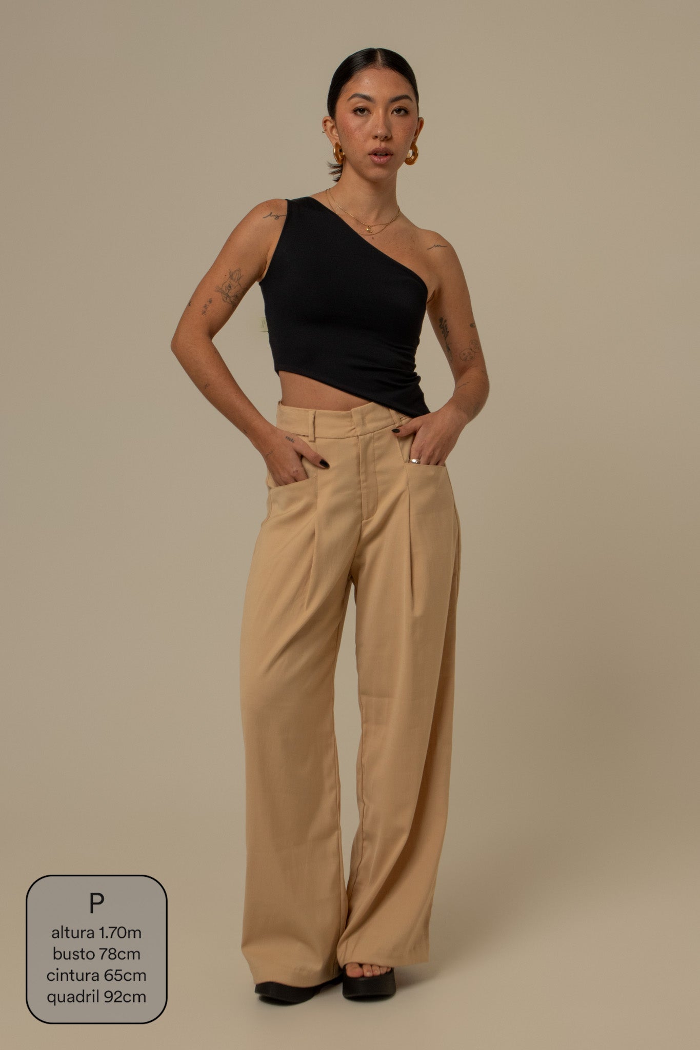 calça de alfaiataria com cinto regulável