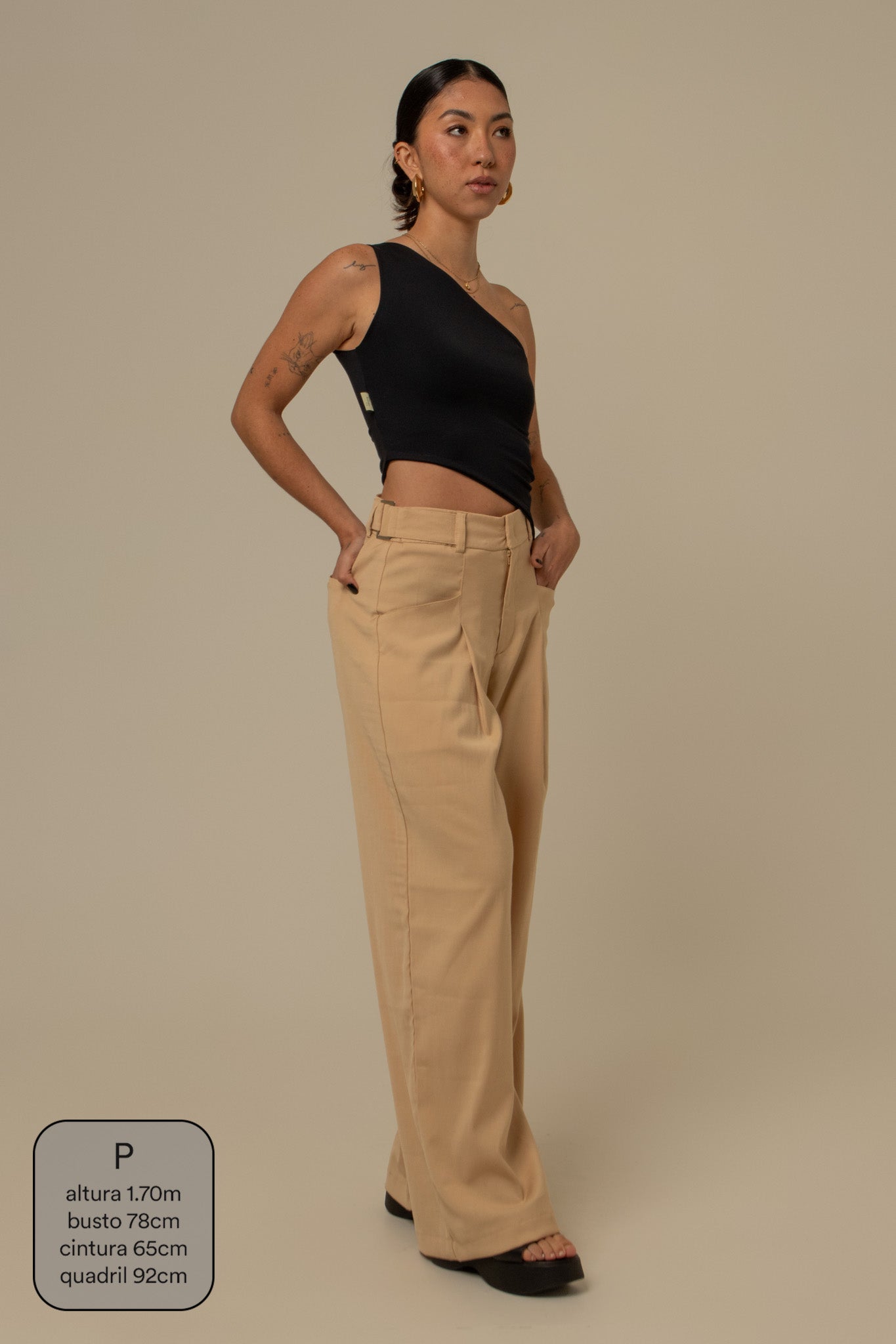 calça de alfaiataria com cinto regulável