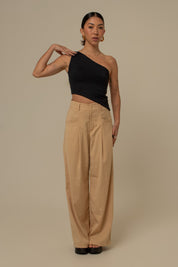 calça de alfaiataria com cinto regulável