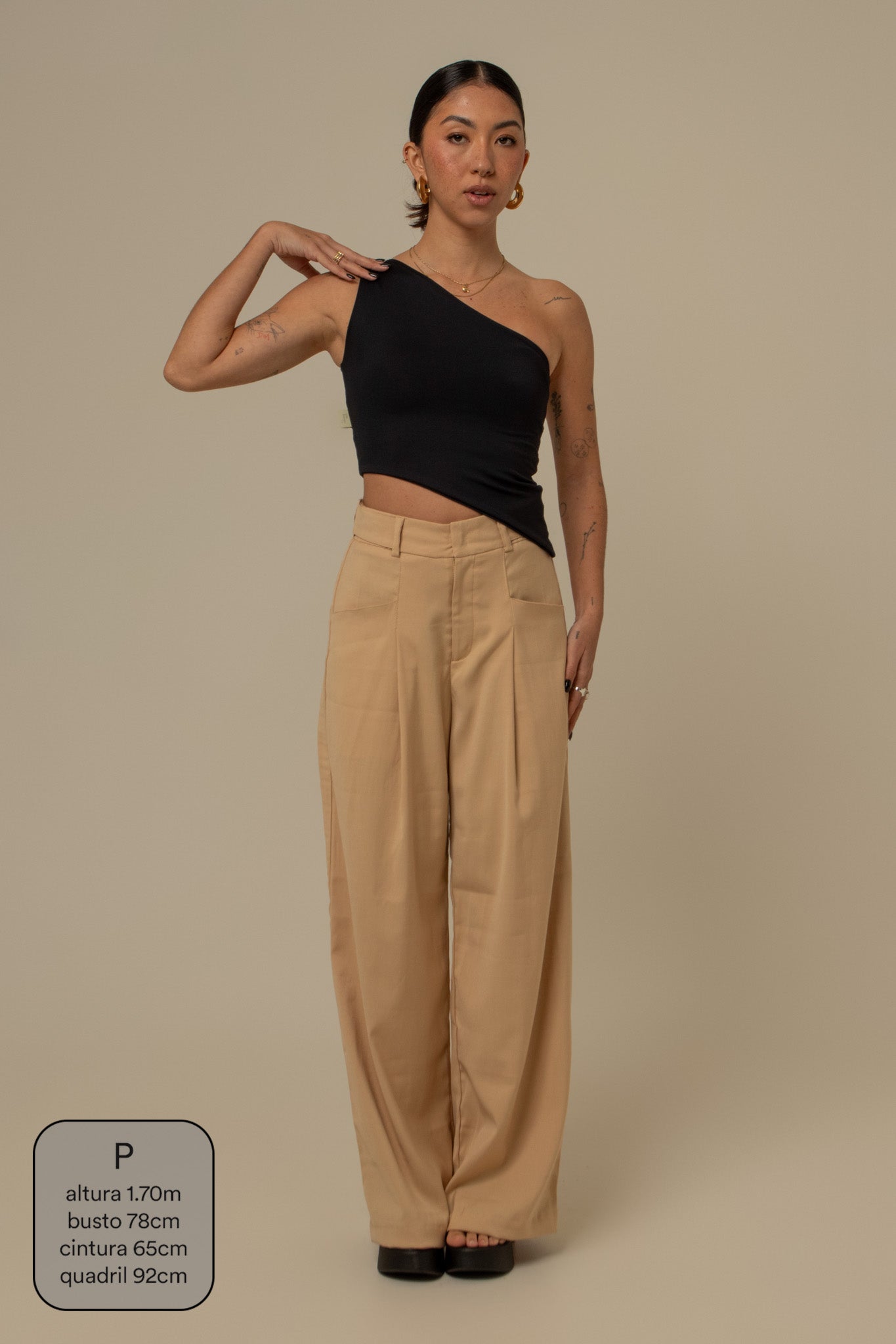 calça de alfaiataria com cinto regulável