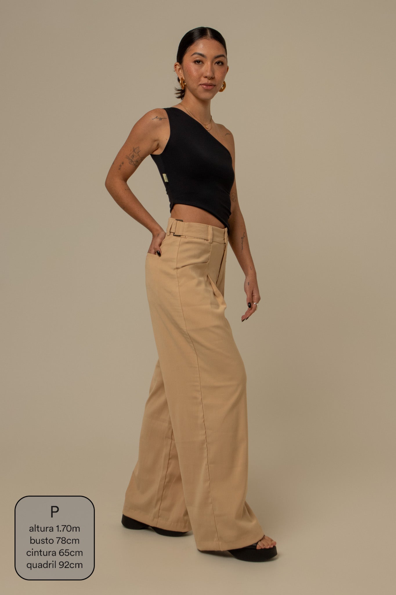 calça de alfaiataria com cinto regulável