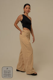 calça de alfaiataria com cinto regulável
