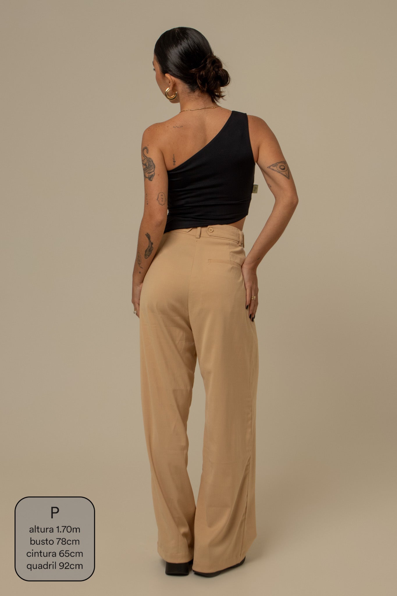 calça de alfaiataria com cinto regulável