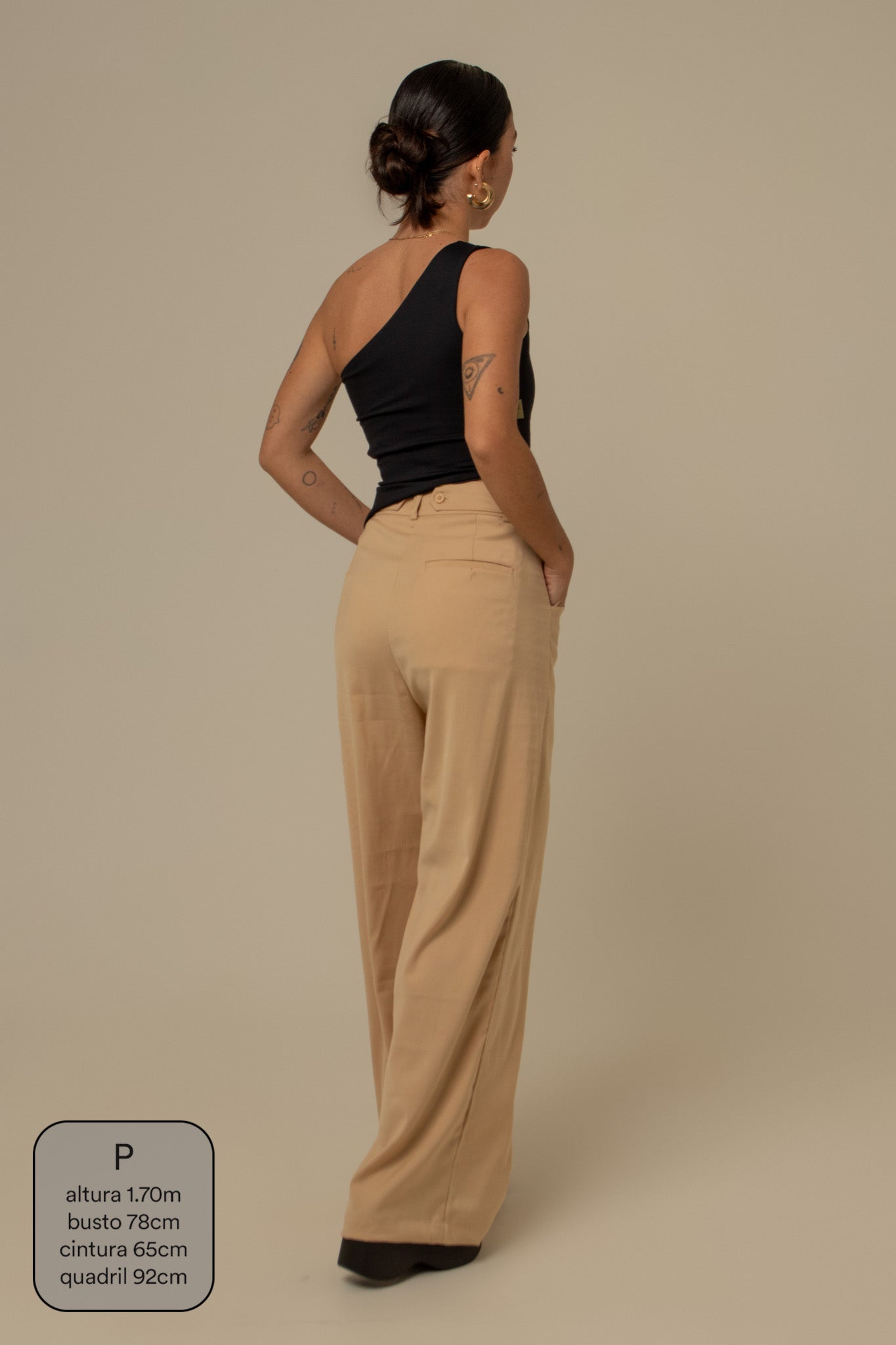 calça de alfaiataria com cinto regulável