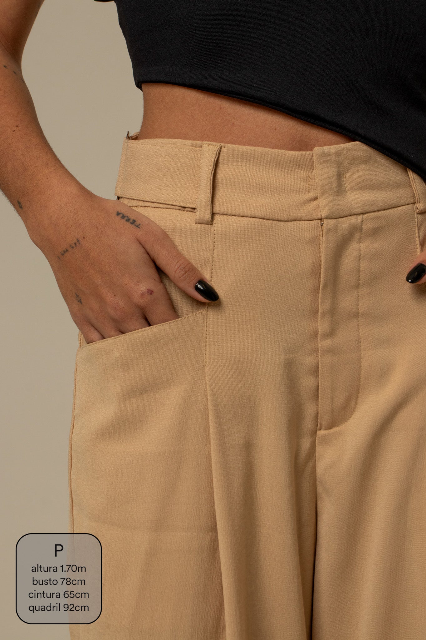 calça de alfaiataria com cinto regulável