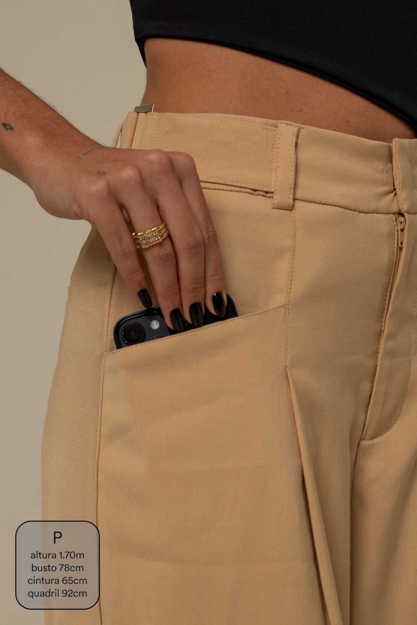 calça de alfaiataria com cinto regulável