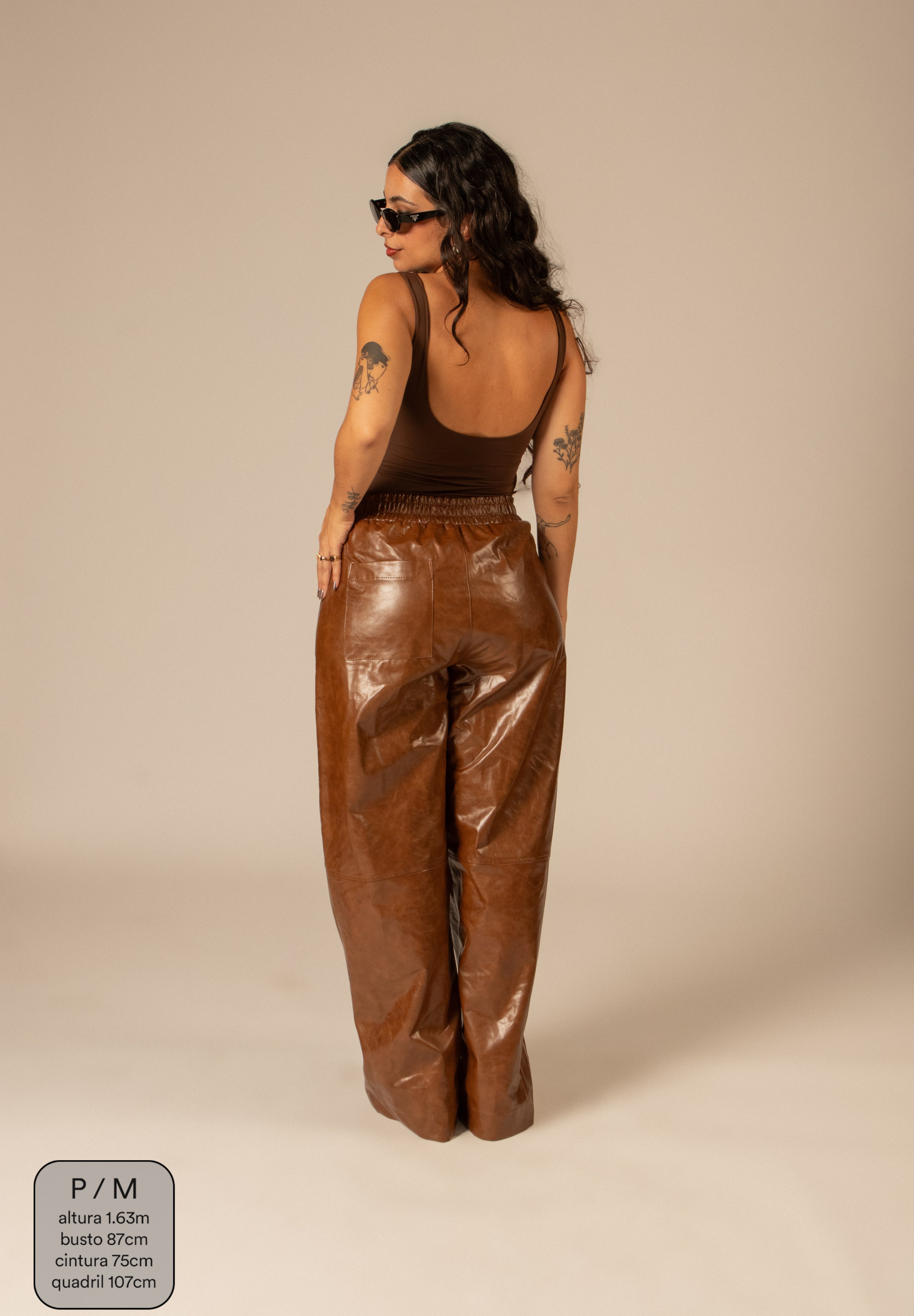 calça de couro falso brava