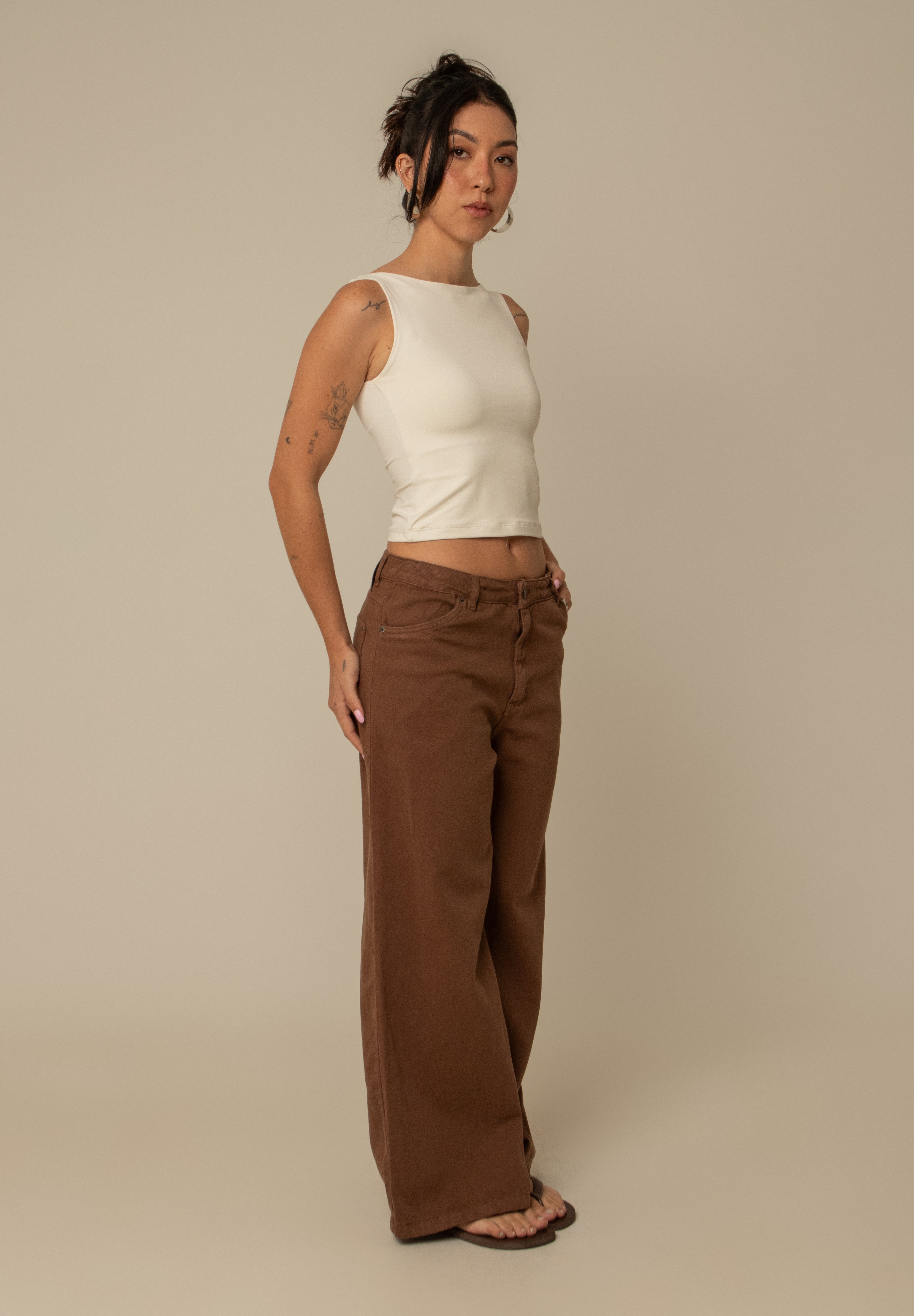 calça jeans ajustável wide mocha