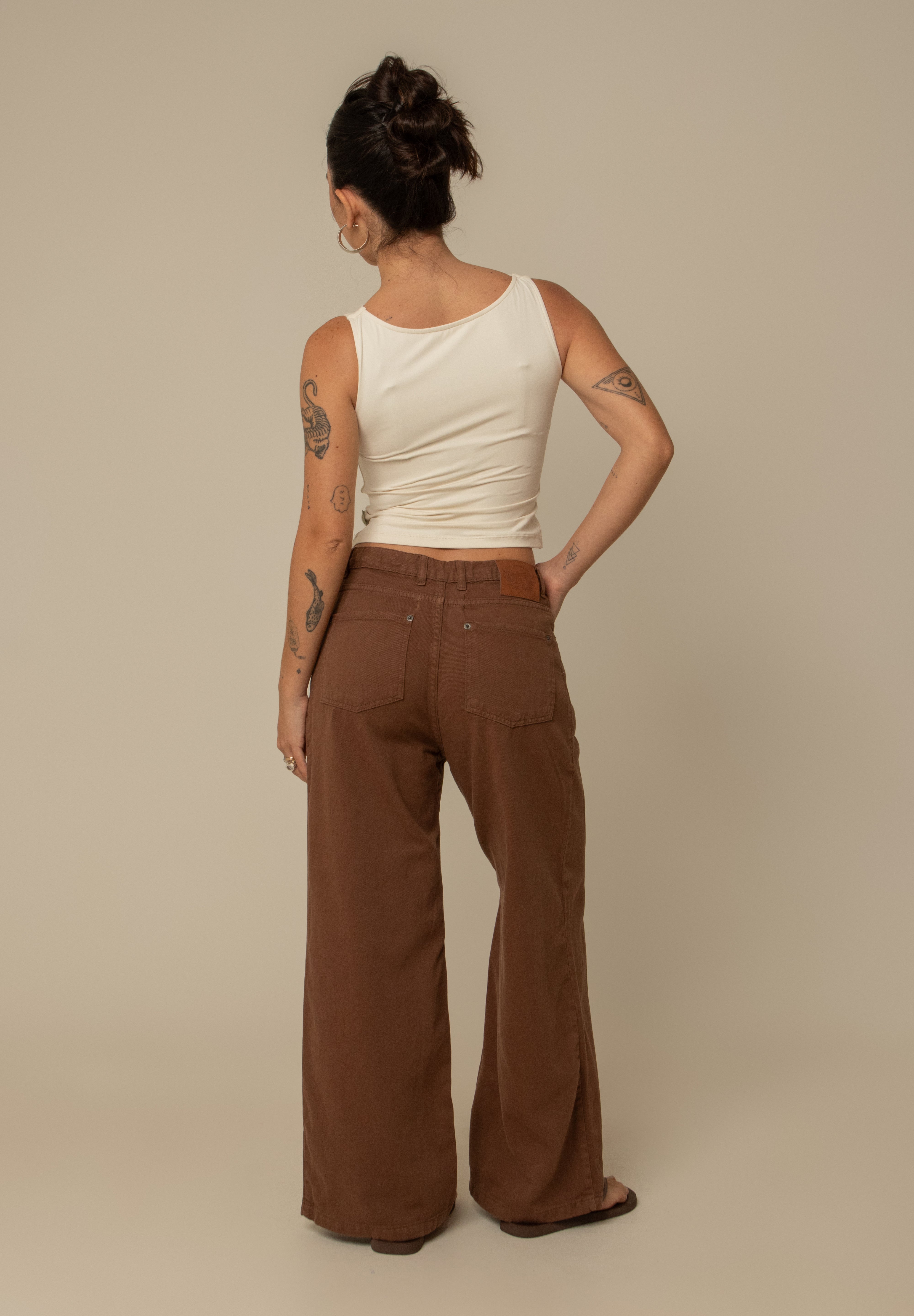 calça jeans ajustável wide mocha