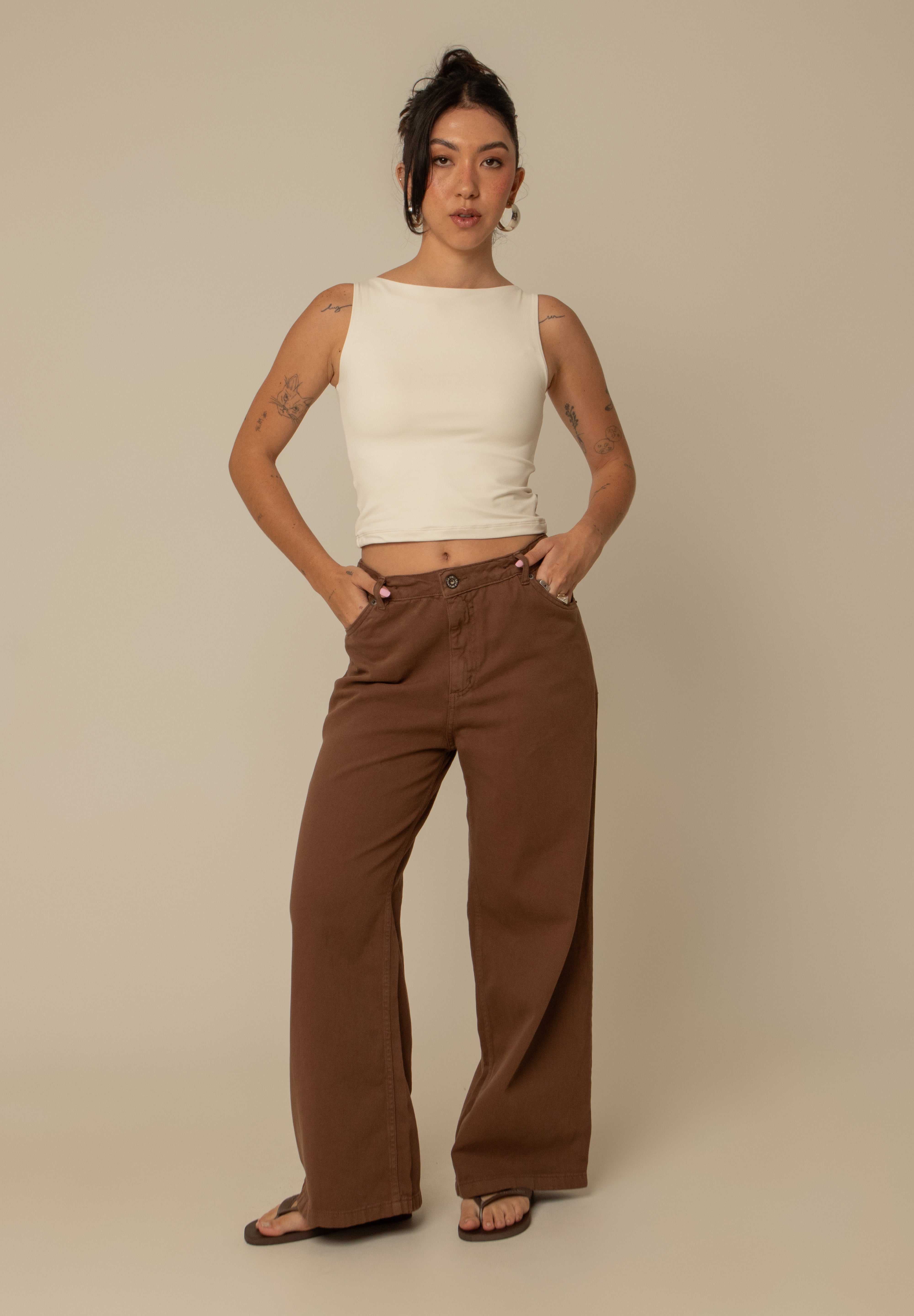 calça jeans ajustável wide mocha