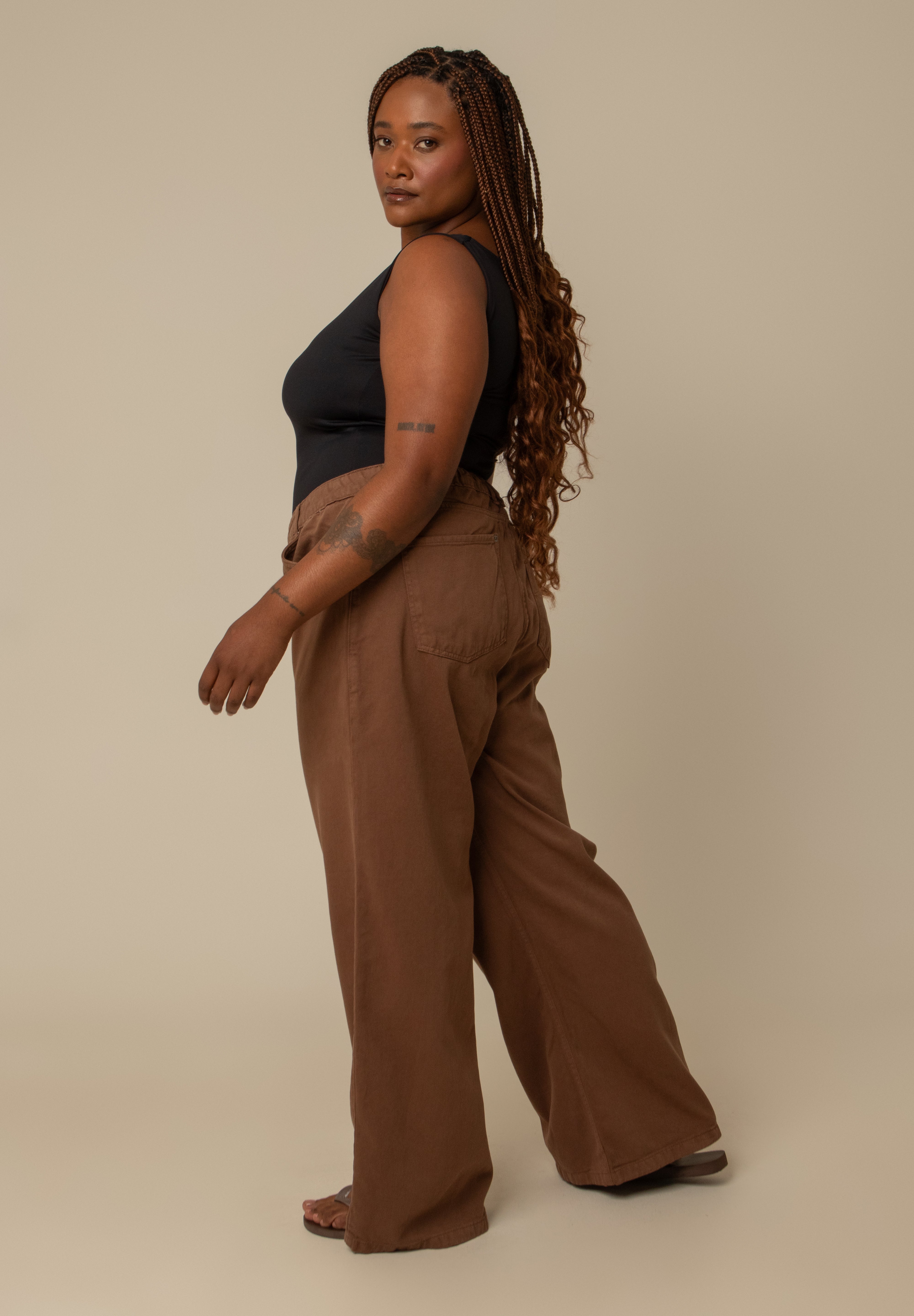 calça jeans ajustável wide mocha
