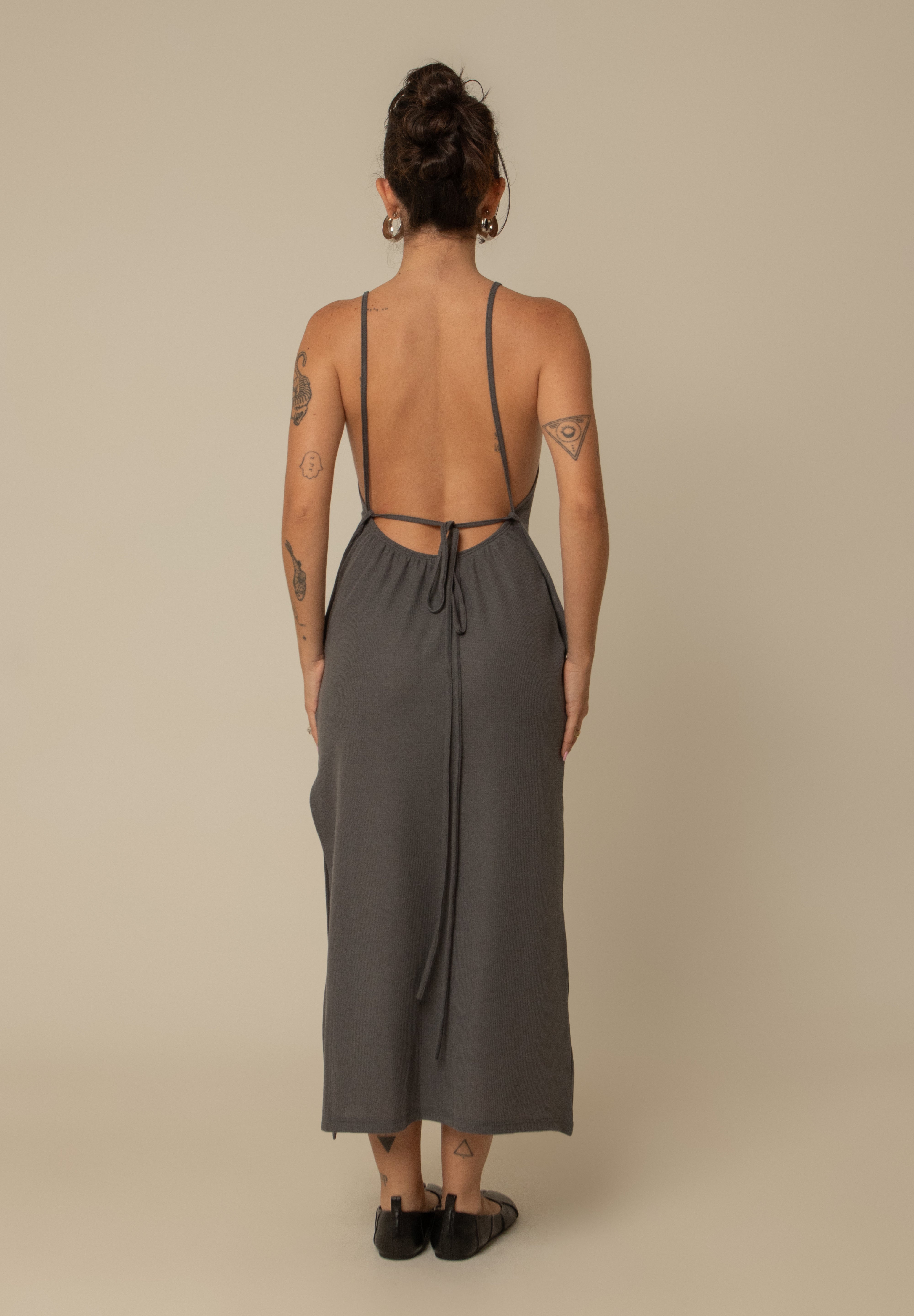 vestido comfy | vestido costas abertas com fenda lateral